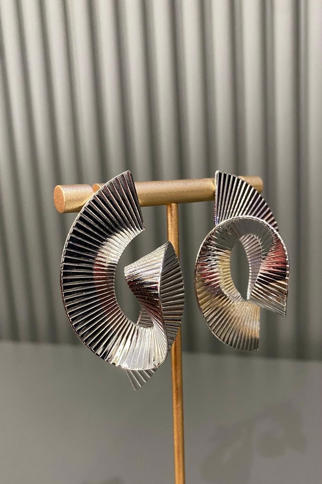 ÇİZGİLİ KIVRIM PLAKA KÜPE