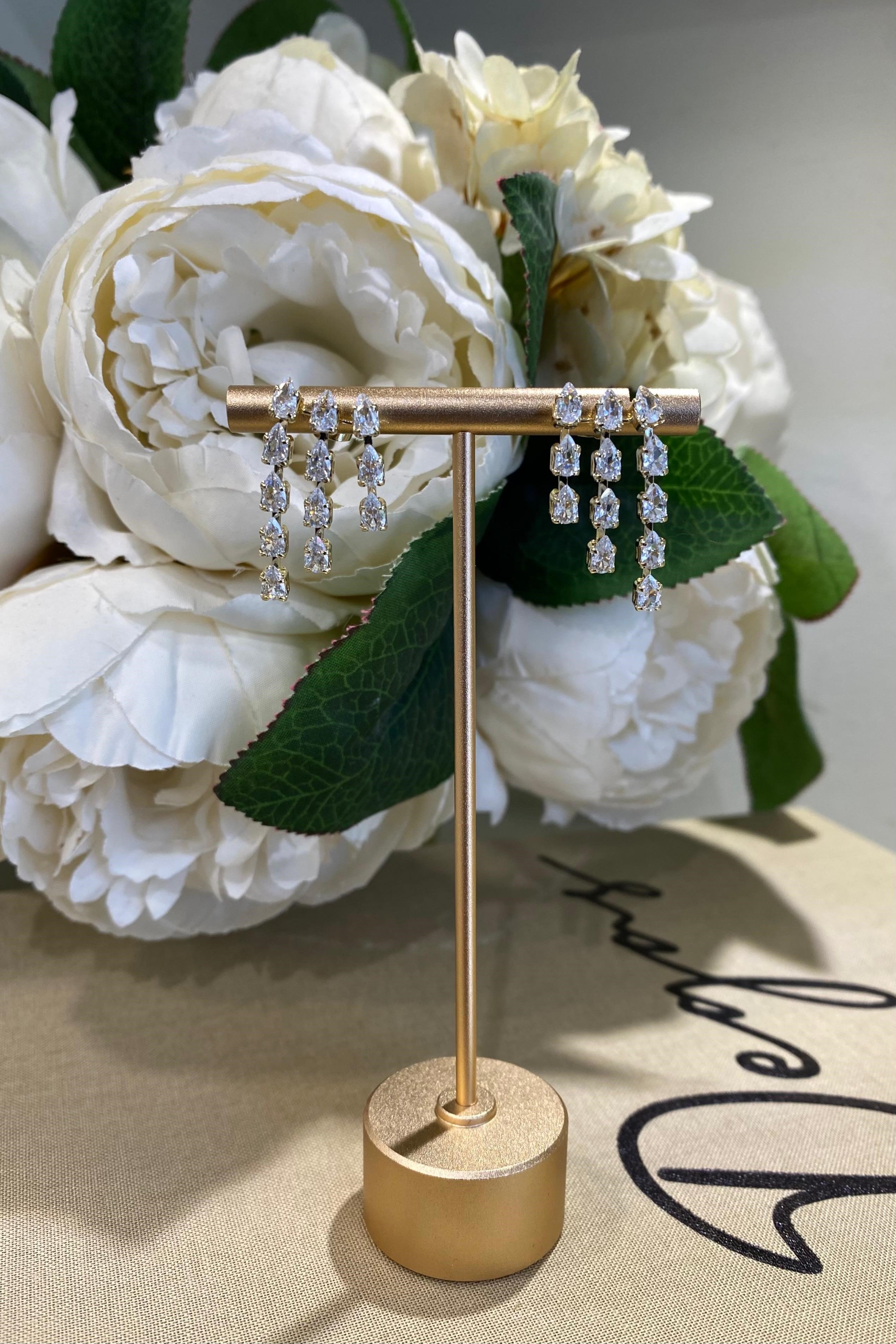 ÜÇLÜ SALLANTI DAMLA TAŞ KÜPE