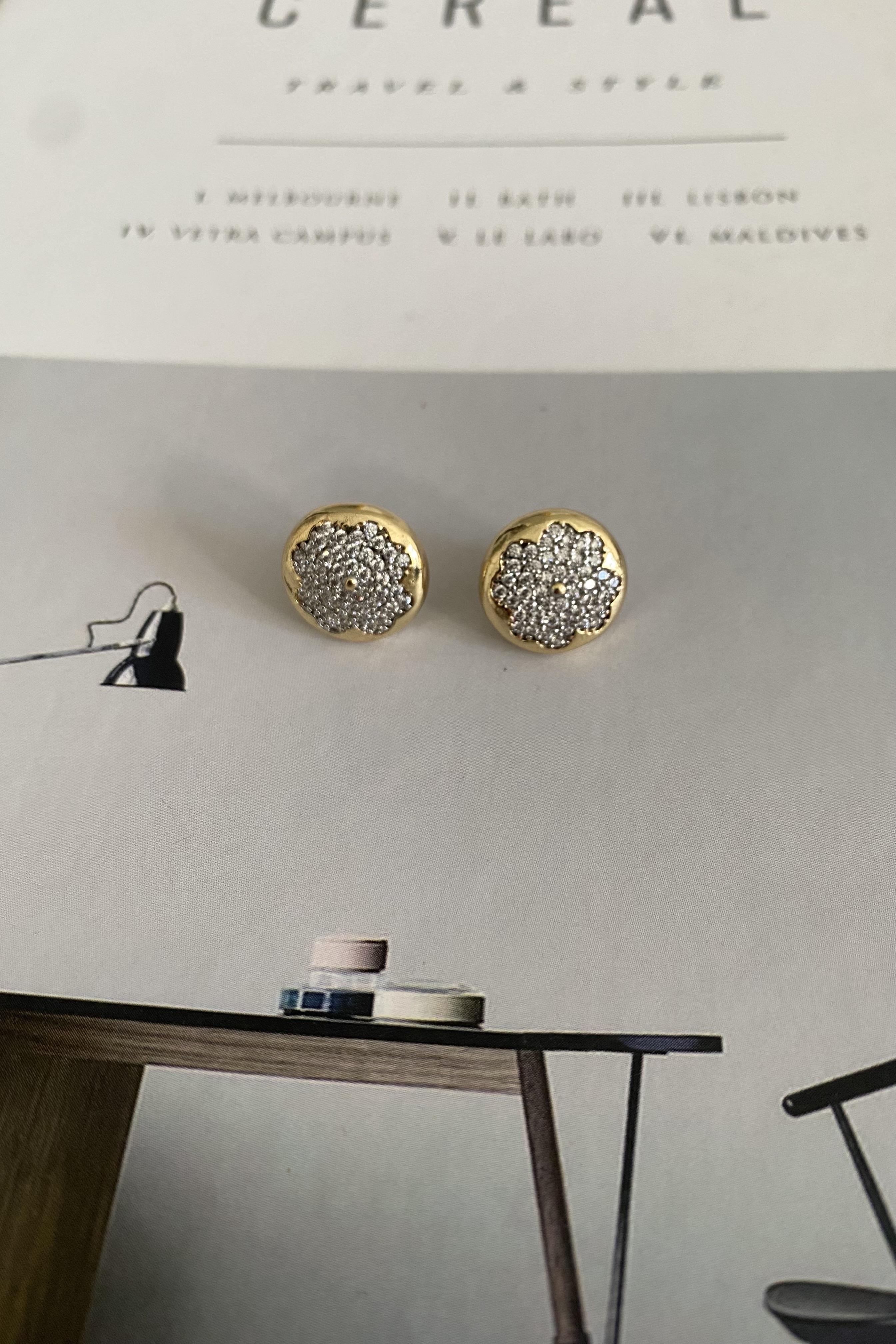 ÇİÇEK TAŞLI DÜĞME KÜPE