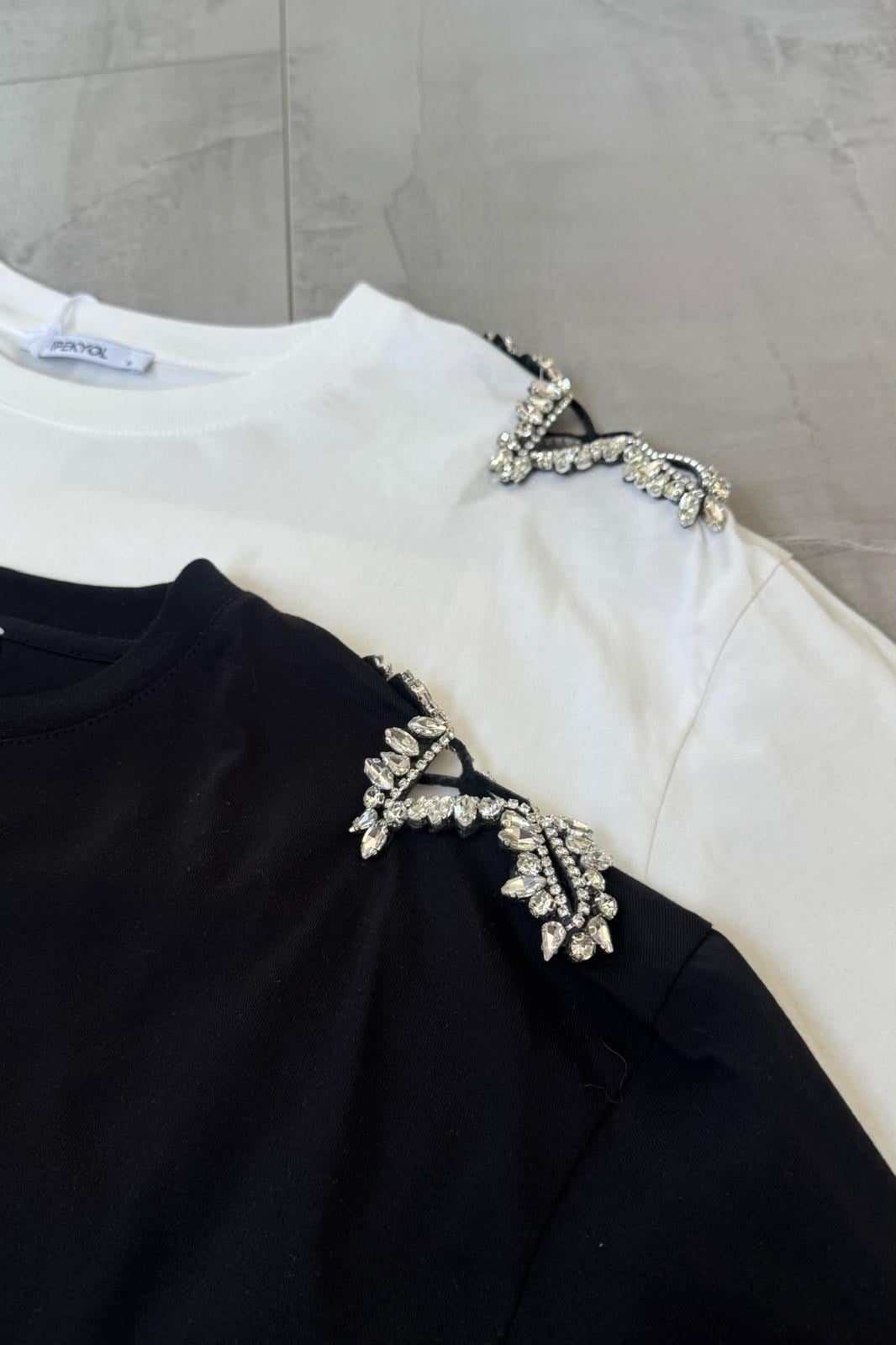 OMUZ TAŞLI T-SHIRT