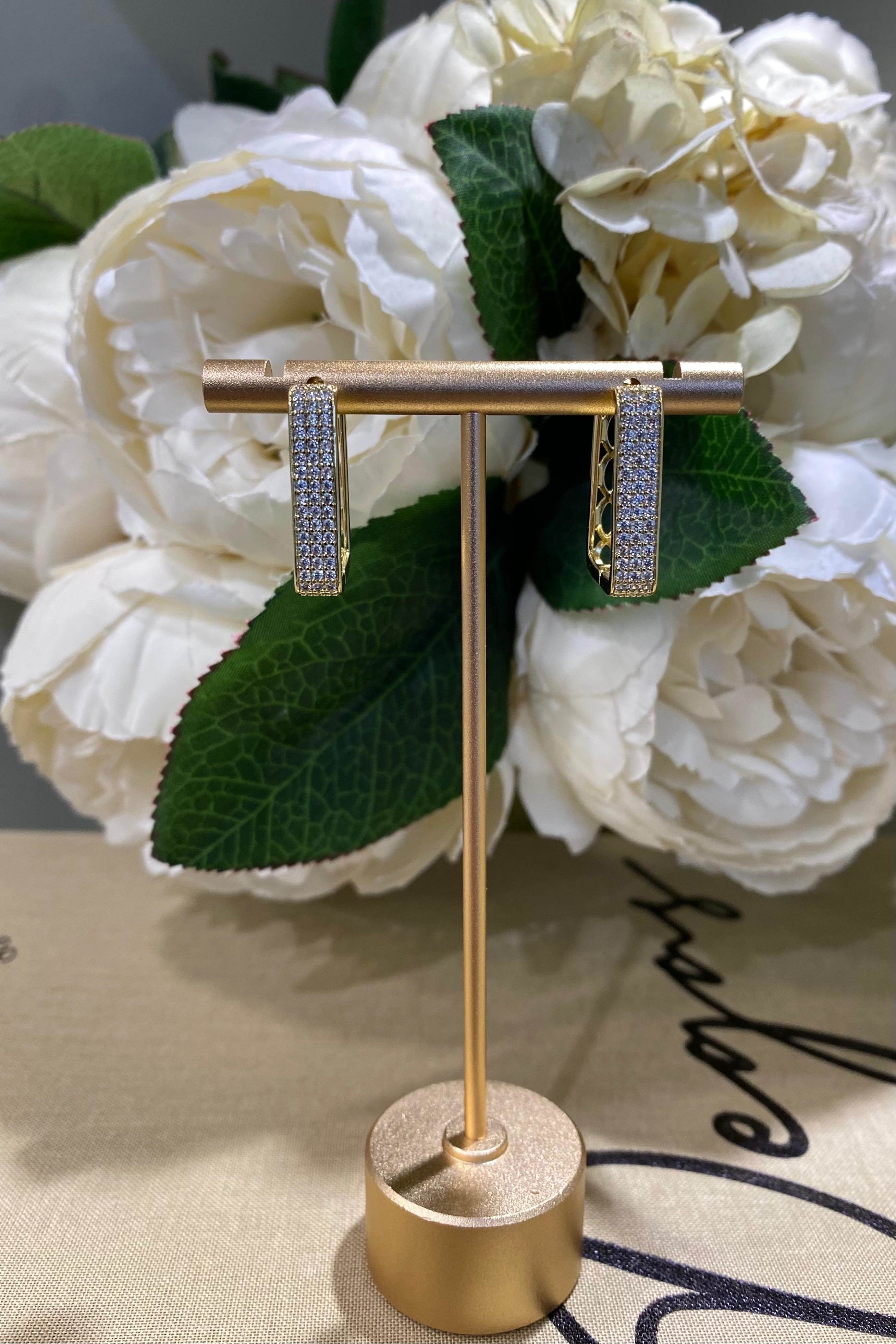 ÜÇ SIRALI TAŞLI OVAL KÜPE