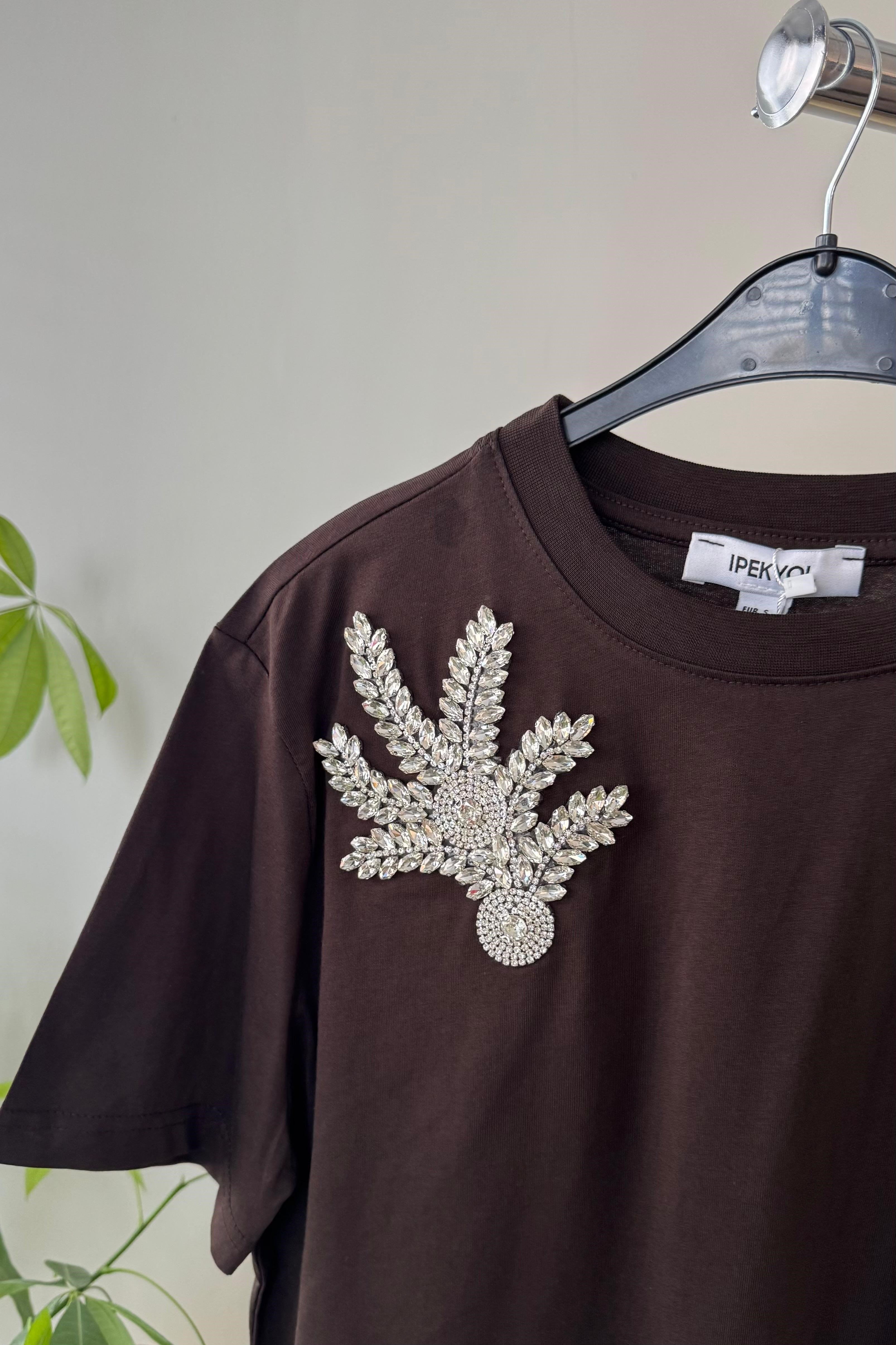 YAPRAK TAŞLI T-SHİRT