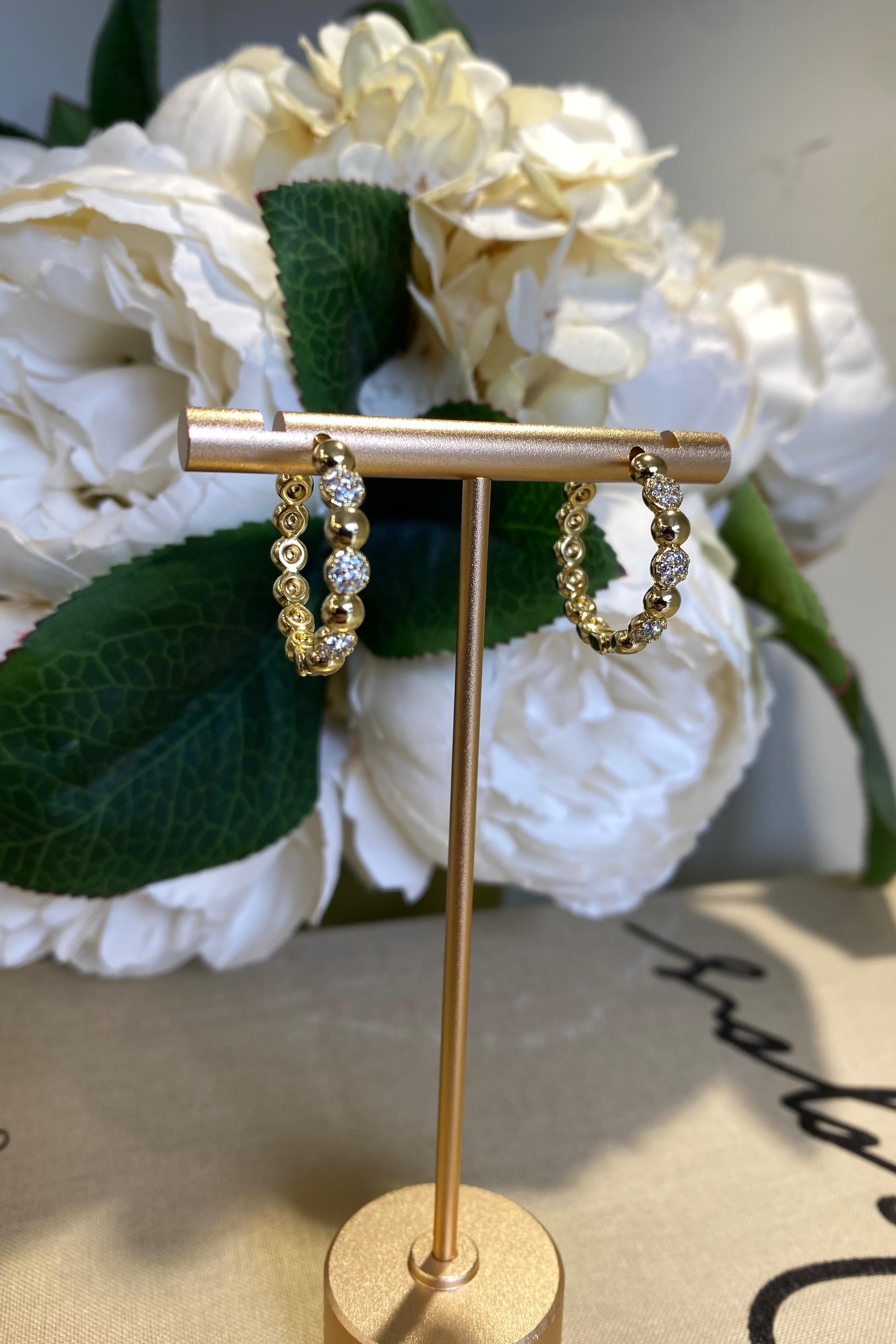 YUVARLAK SIRALI TAŞ DETAY HALKA KÜPE 2CM