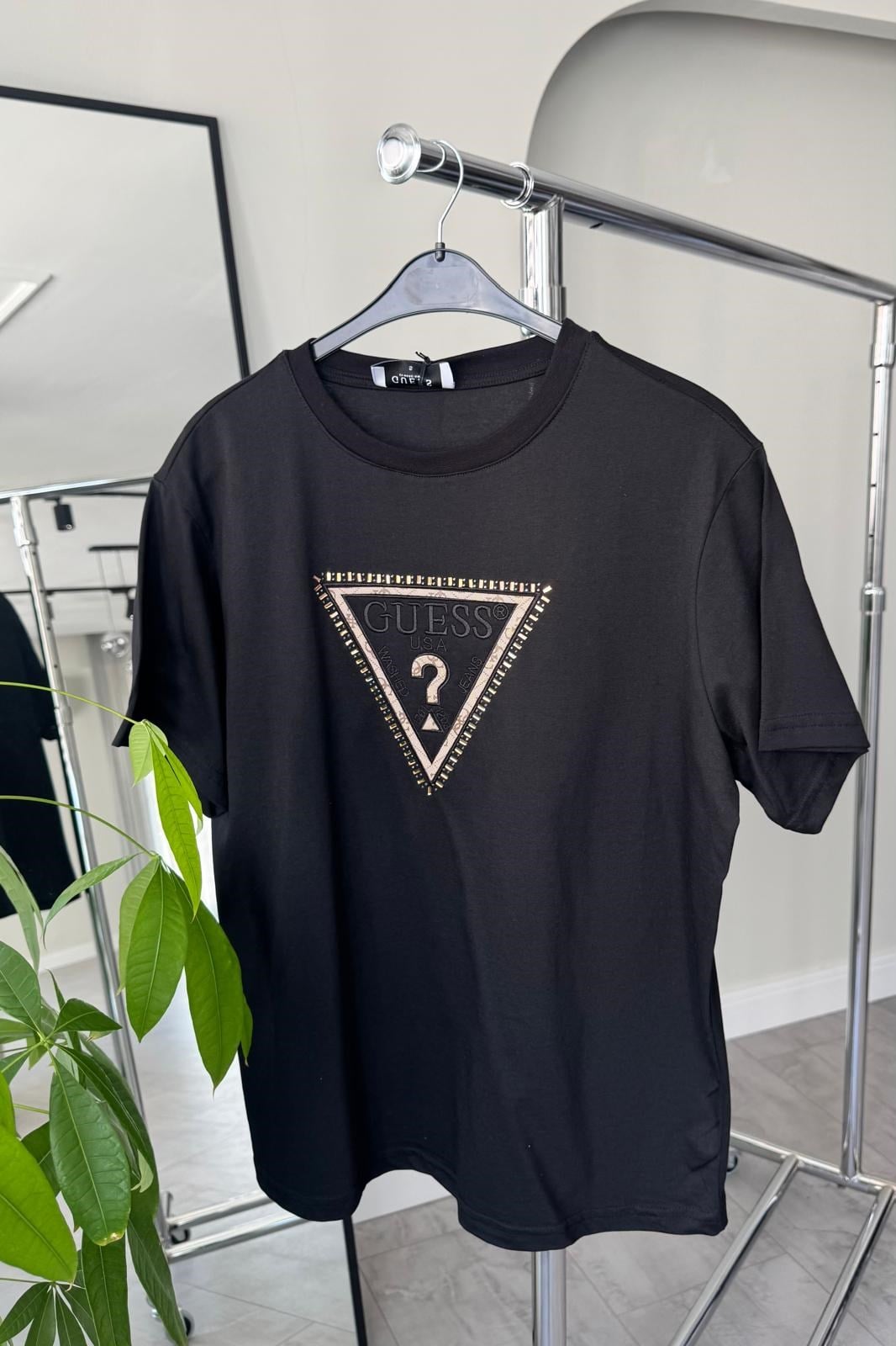 GESS ÜÇGEN TAŞLI T-SHIRT