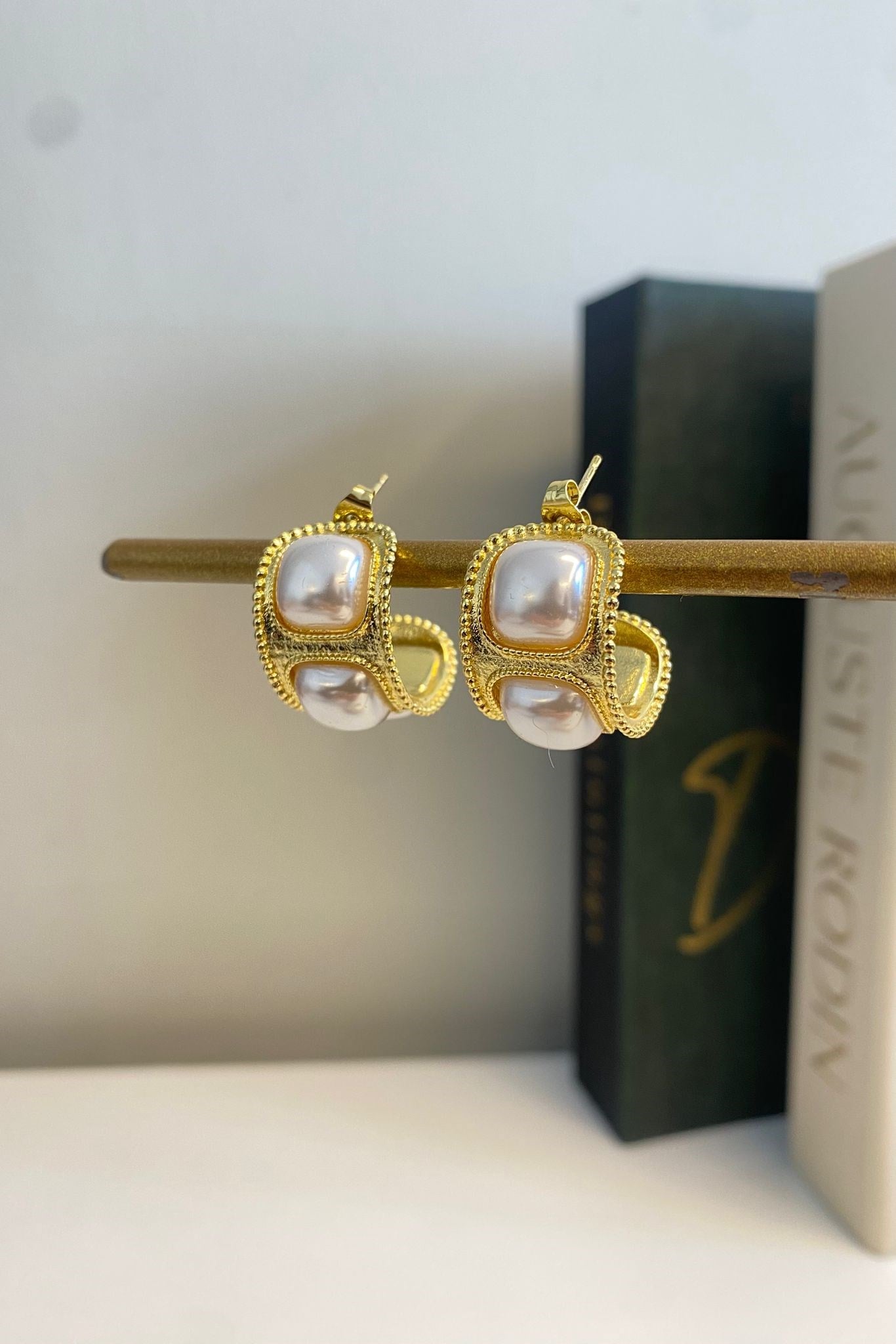 ÜÇLÜ İNCİ YARIM PLAKA KÜPE