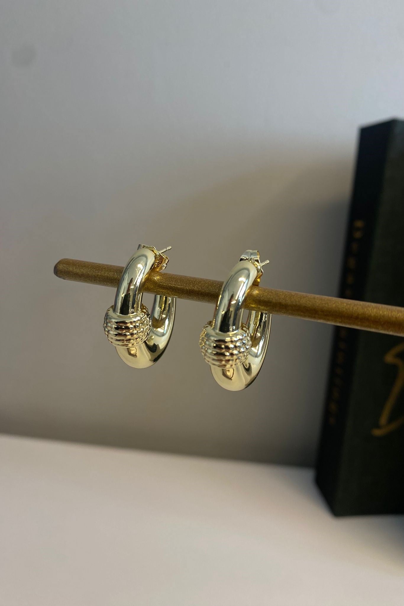 KABARTMALI SARMAL YARIM HALKA KÜPE