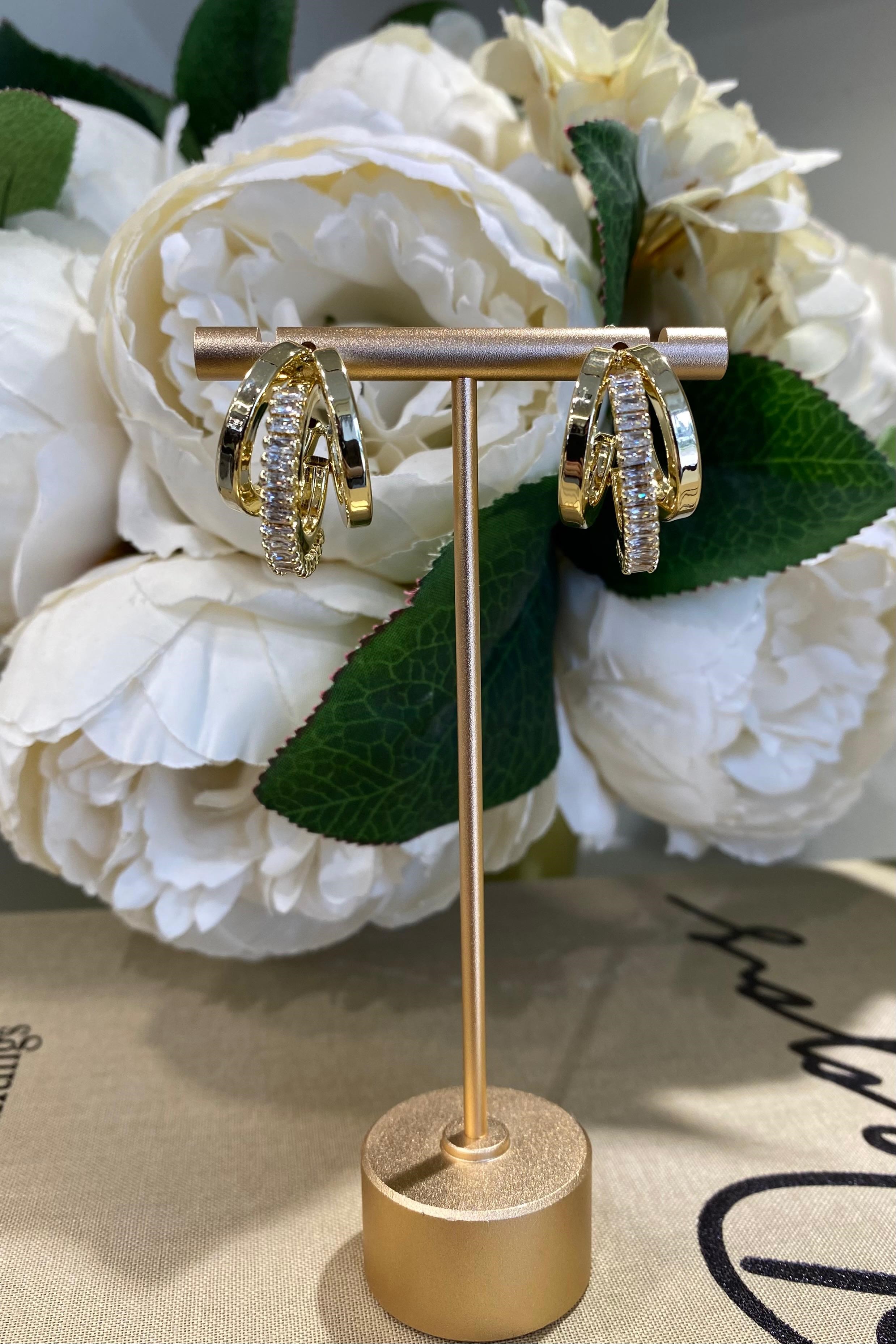 ORTASI BAGET TAŞLI ÜÇ ŞERİT KÜPE