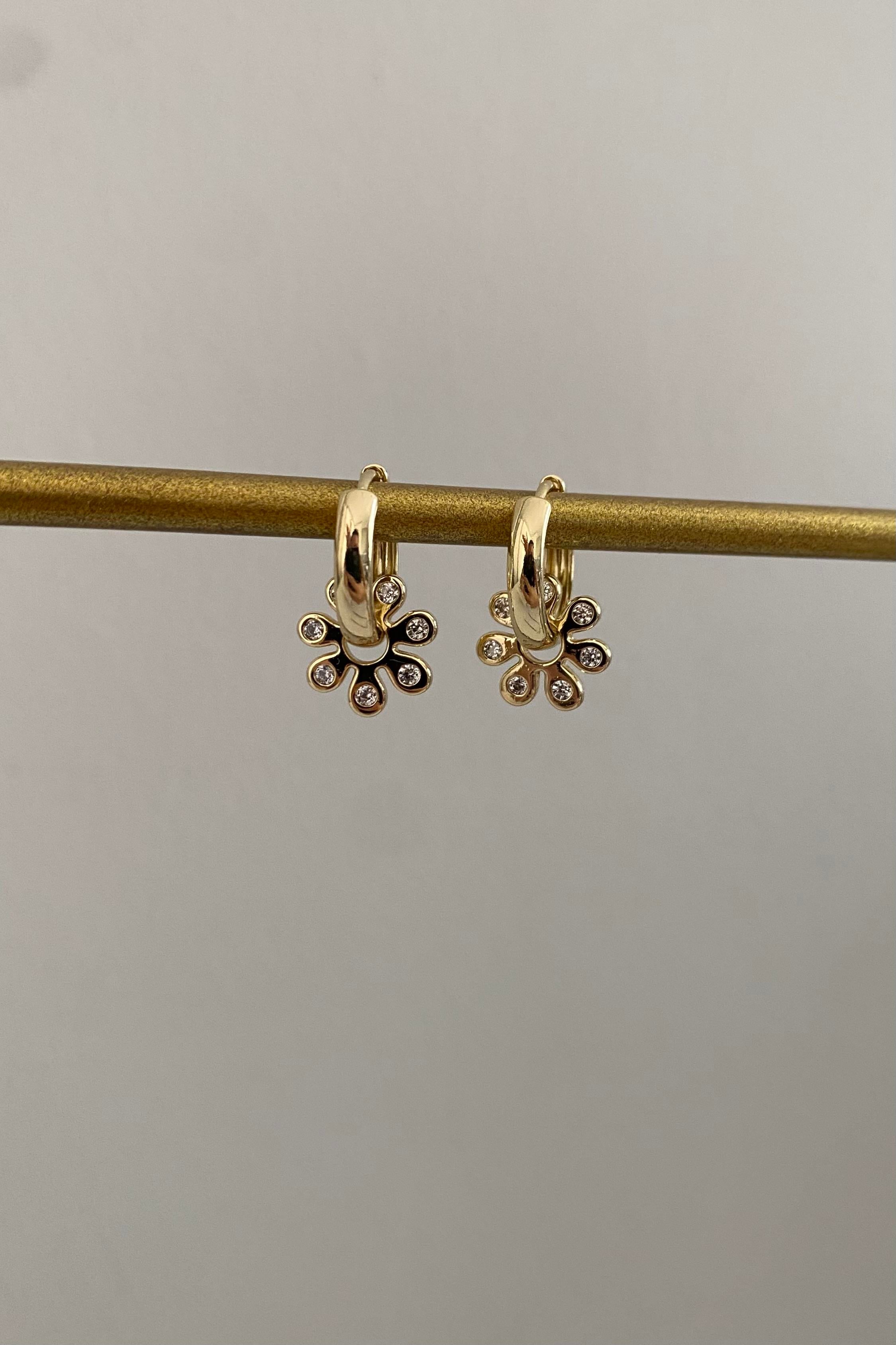 ÇİÇEK GEÇİRMELİ HALKA KÜPE