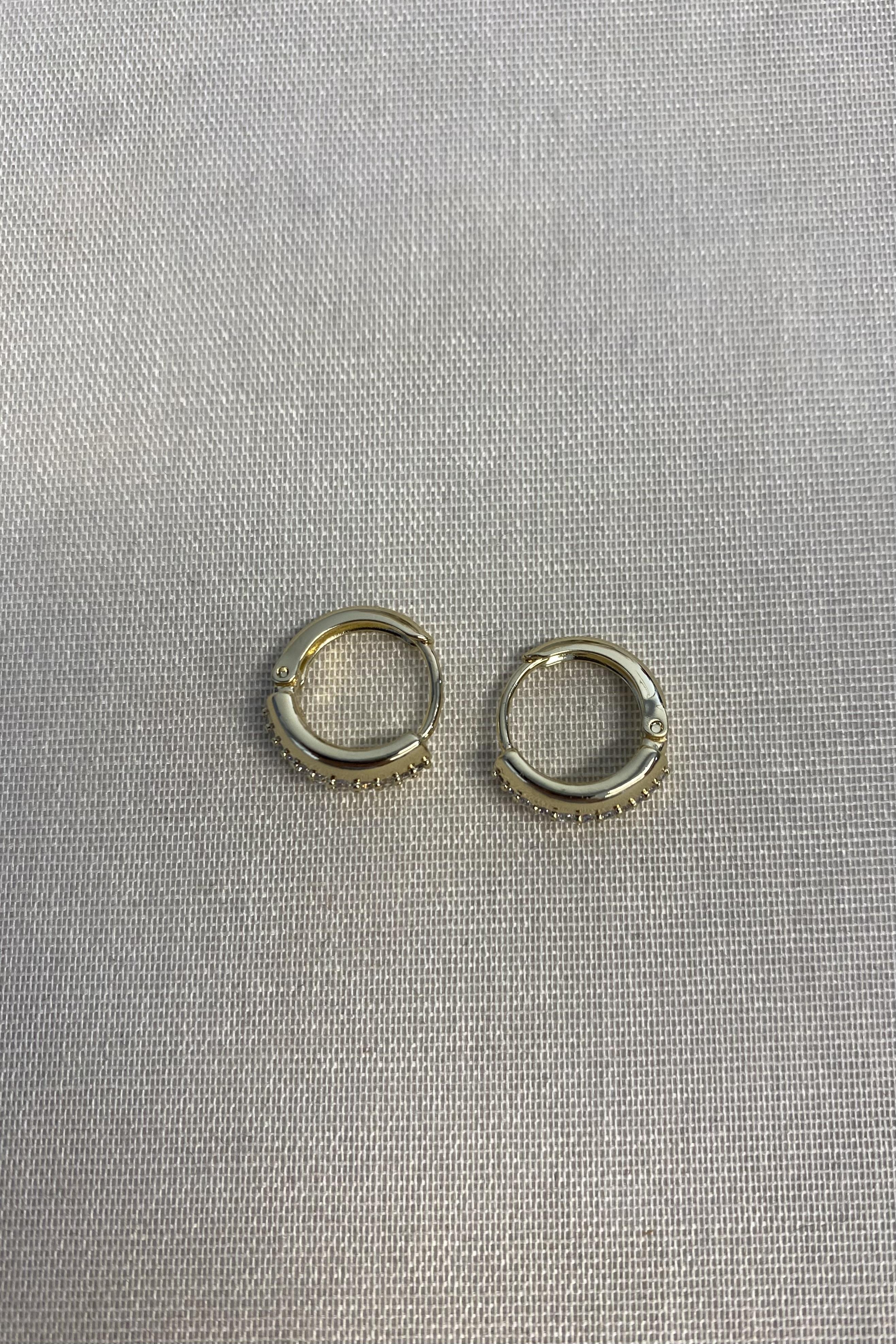 ORTASI TAŞ SIRALI KALIN HALKA KÜPE 1,3cm