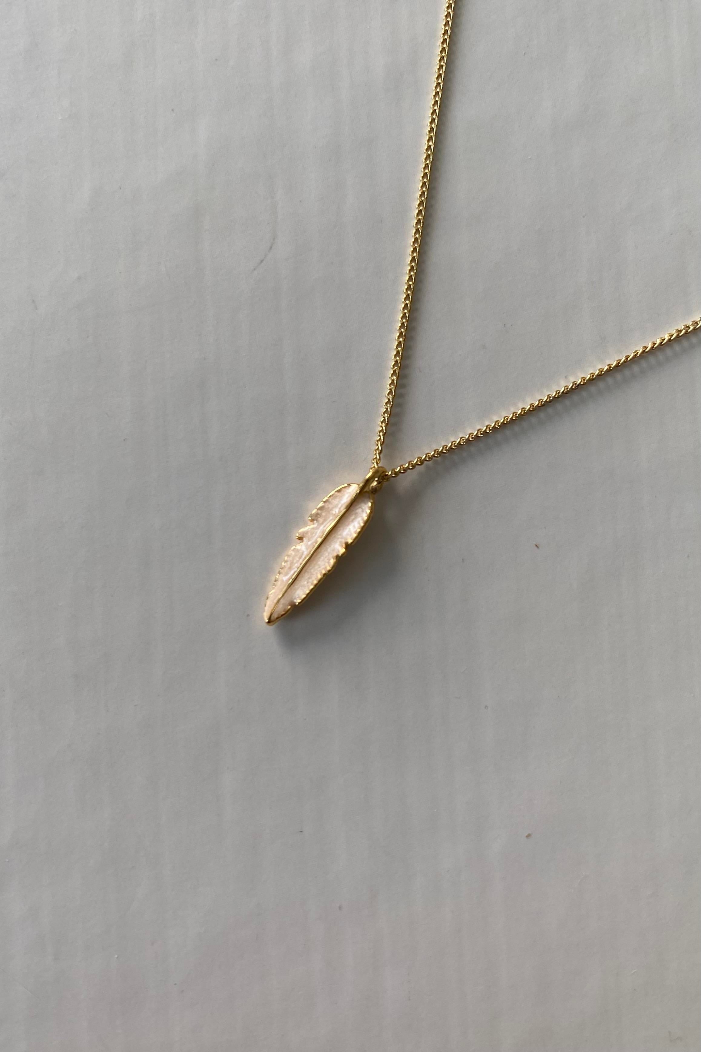 SEDEFLİ TÜY HAYALET KOLYE