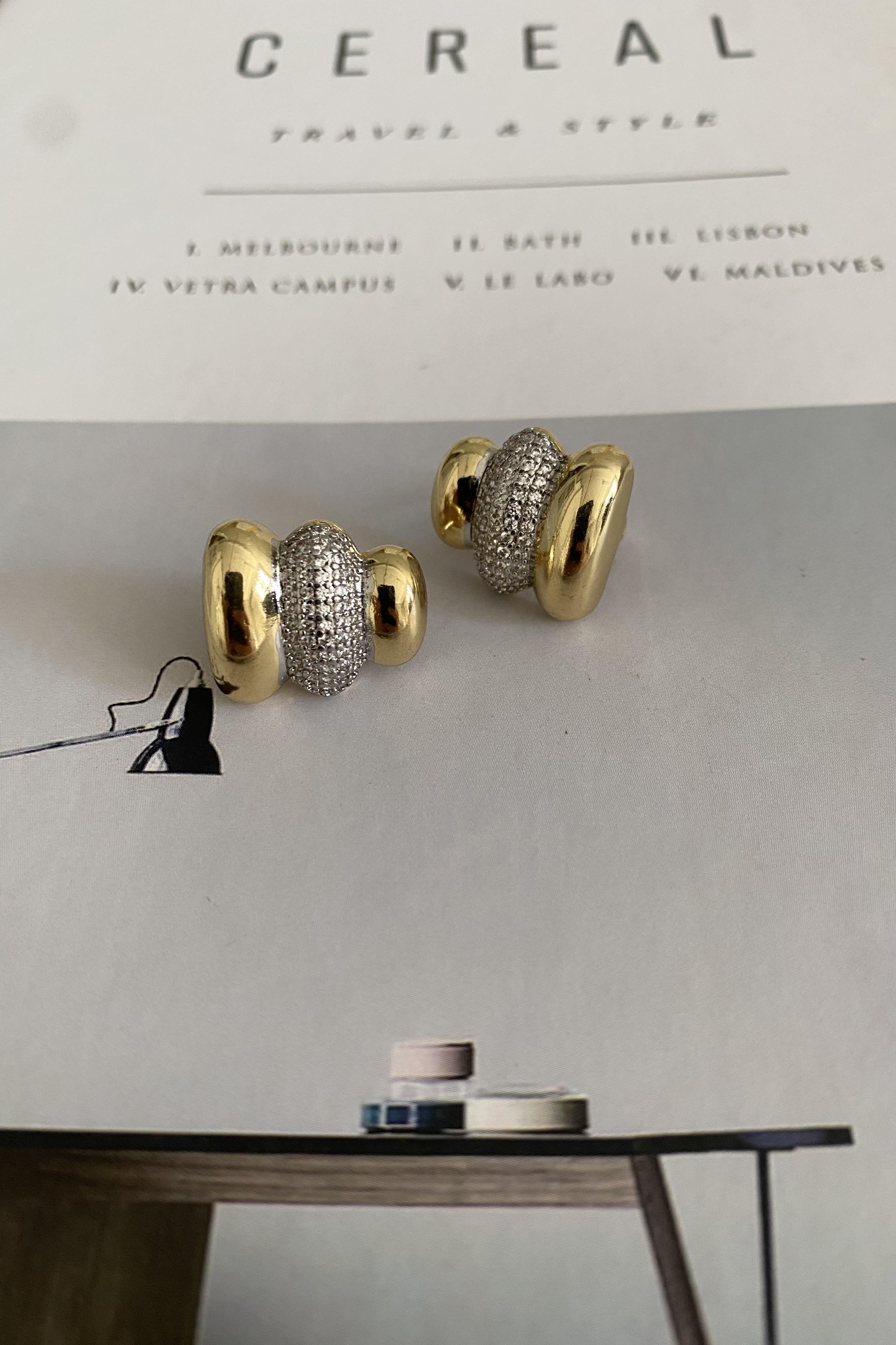 ORTASI TAŞ ŞERİTLİ BOĞUM KÜPE