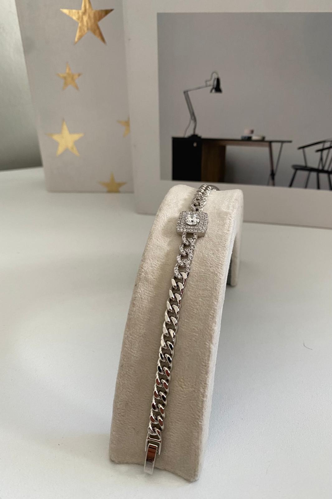 ORTASI BAGET TAŞLI ZİNCİR BİLEZİK