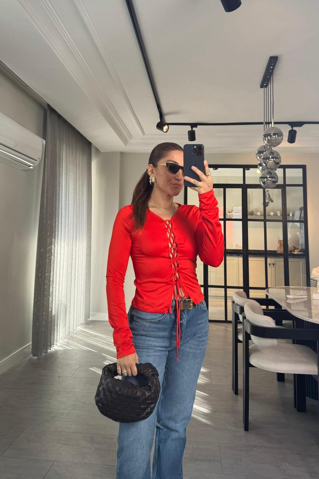 ÖNÜ DEKOLTELİ BAĞLAMALI BODY