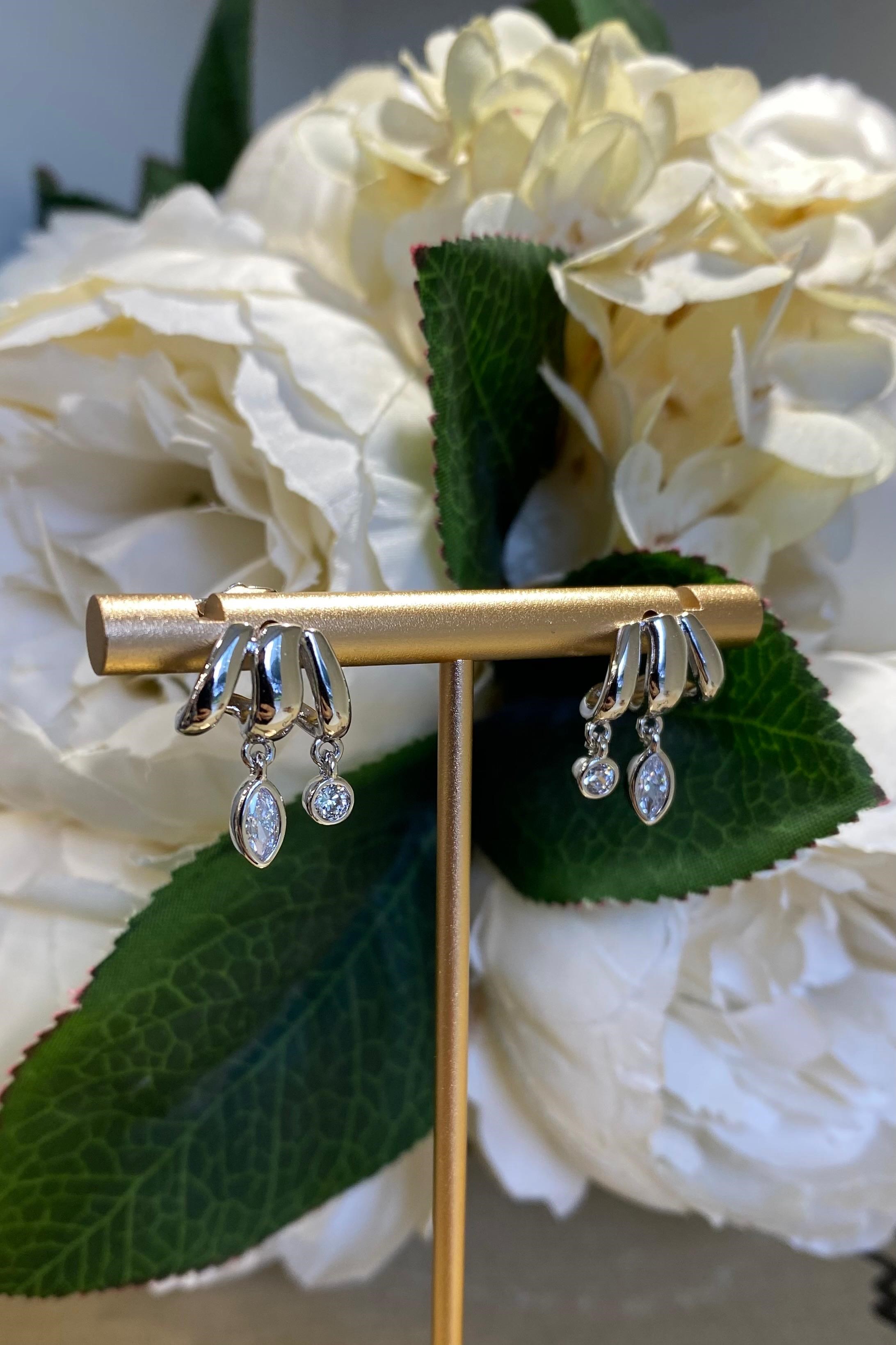 TAŞ SALLANTILI ÜÇLÜ KÜPE