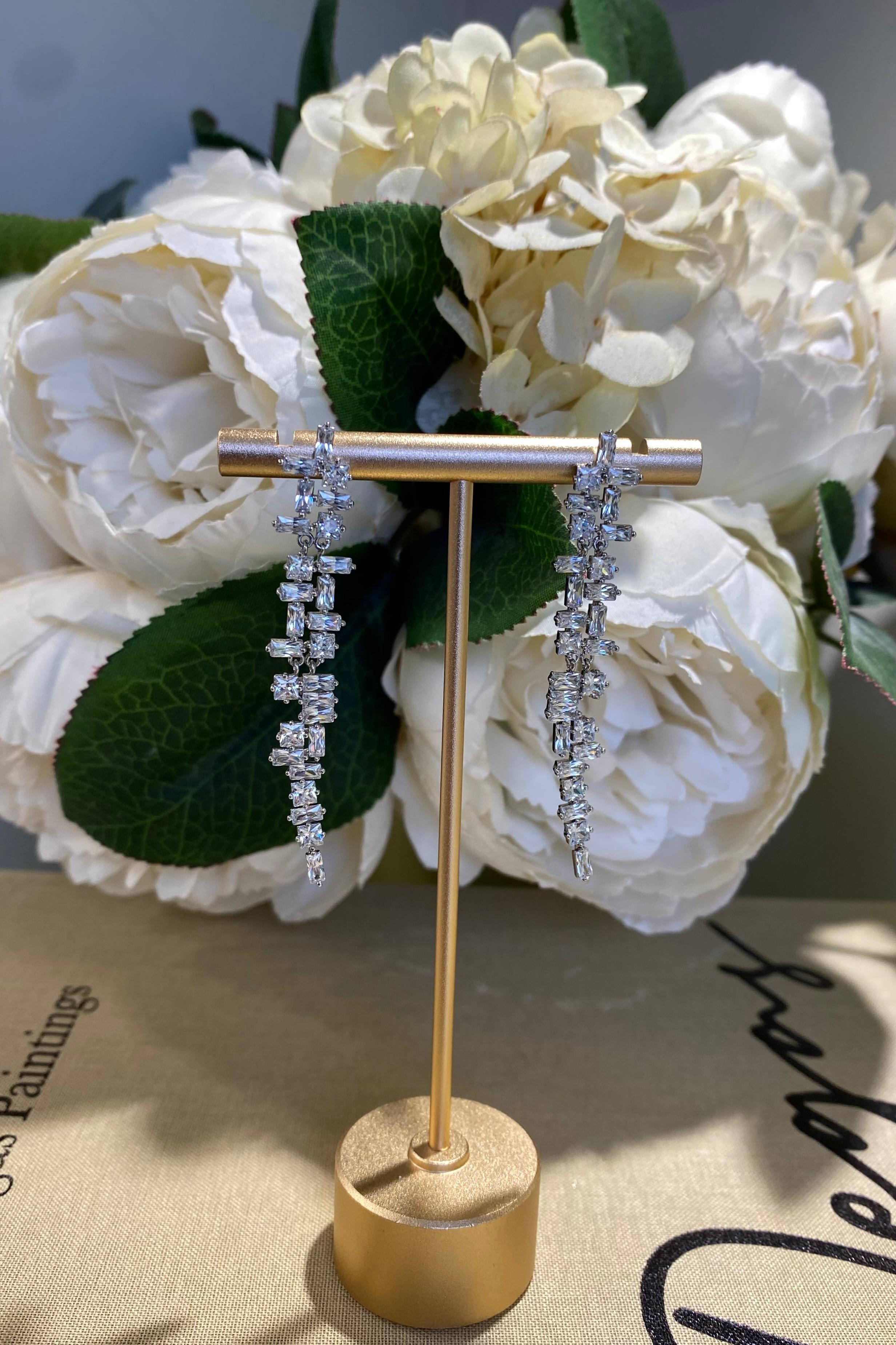 ZİKZAK KESİM UZUN TAŞLI KÜPE