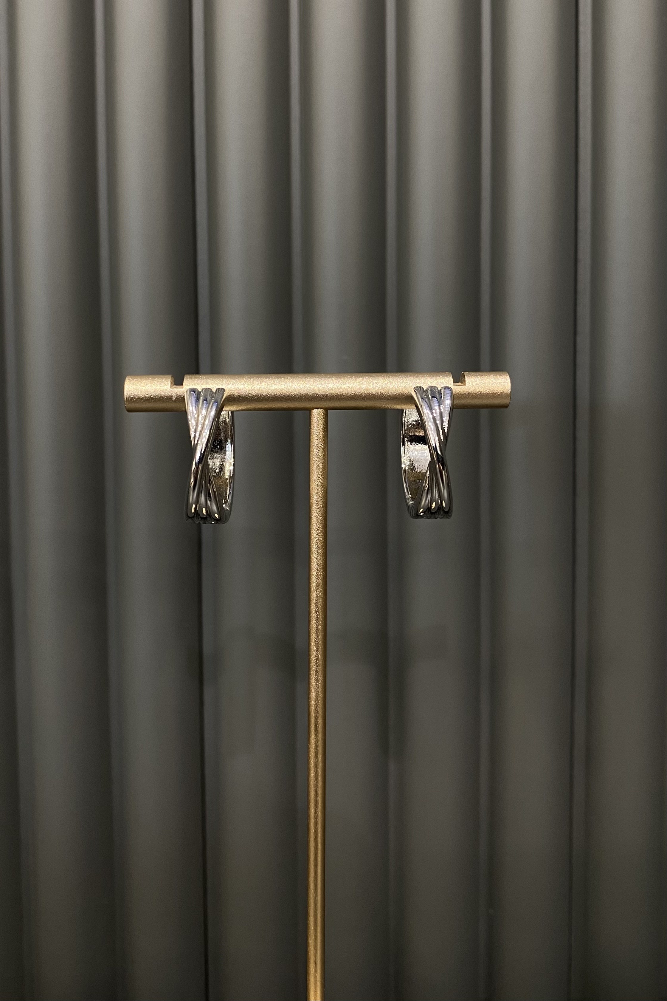 ÇARPRAZ ÇİZGİ HALKA KÜPE 2cm