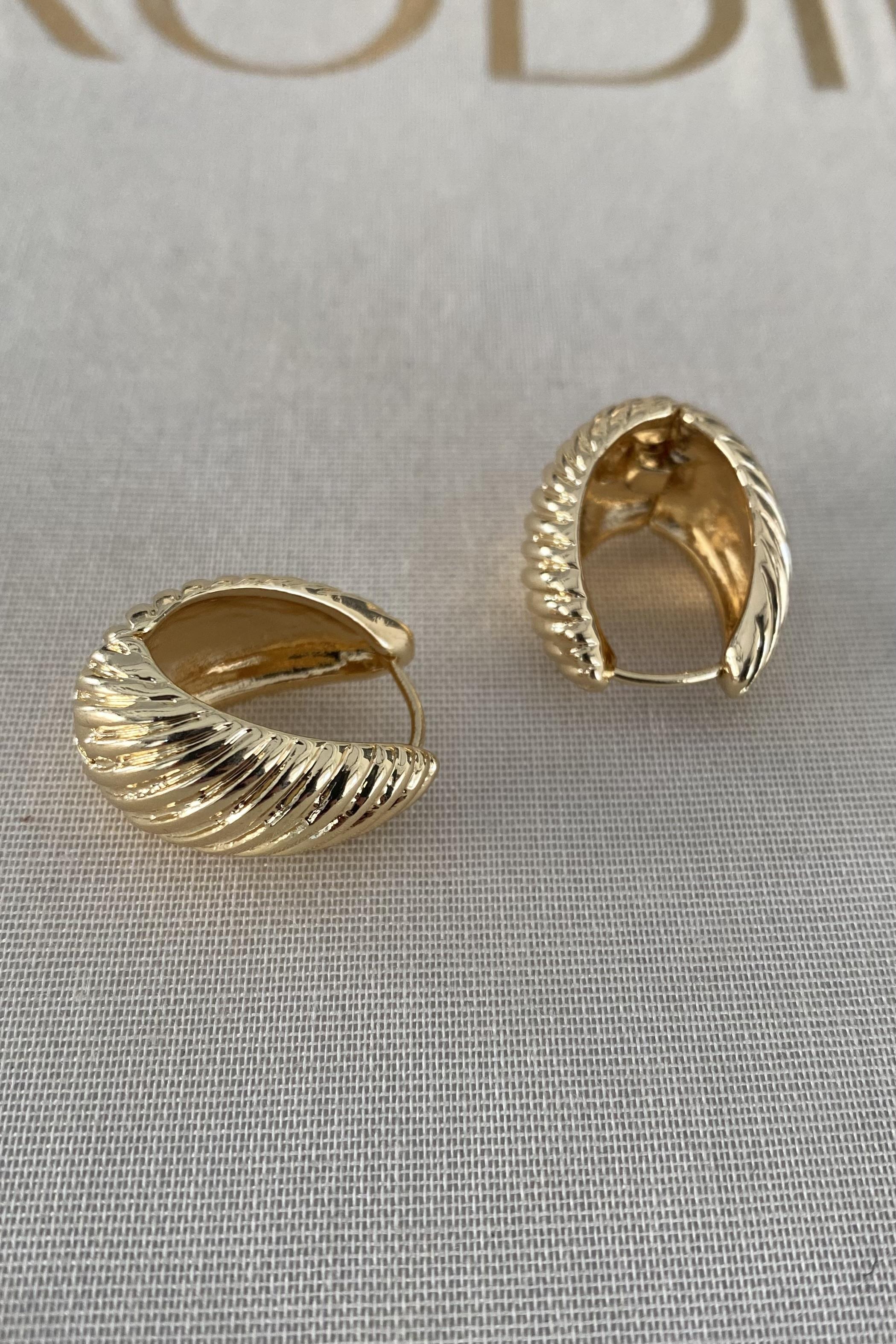 VİNTAGE ÇİZGİLİ HALKA KÜPE