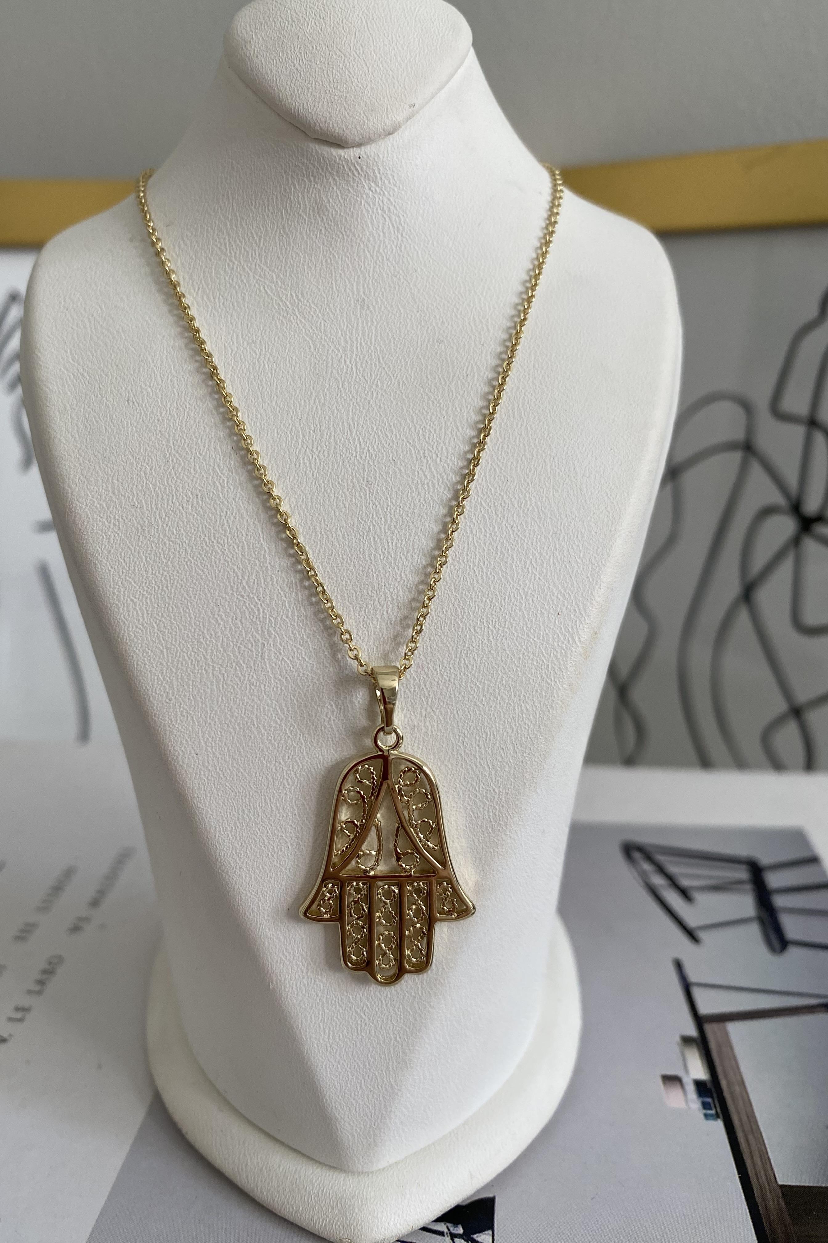 İÇİ MOTİFLİ EL KOLYE