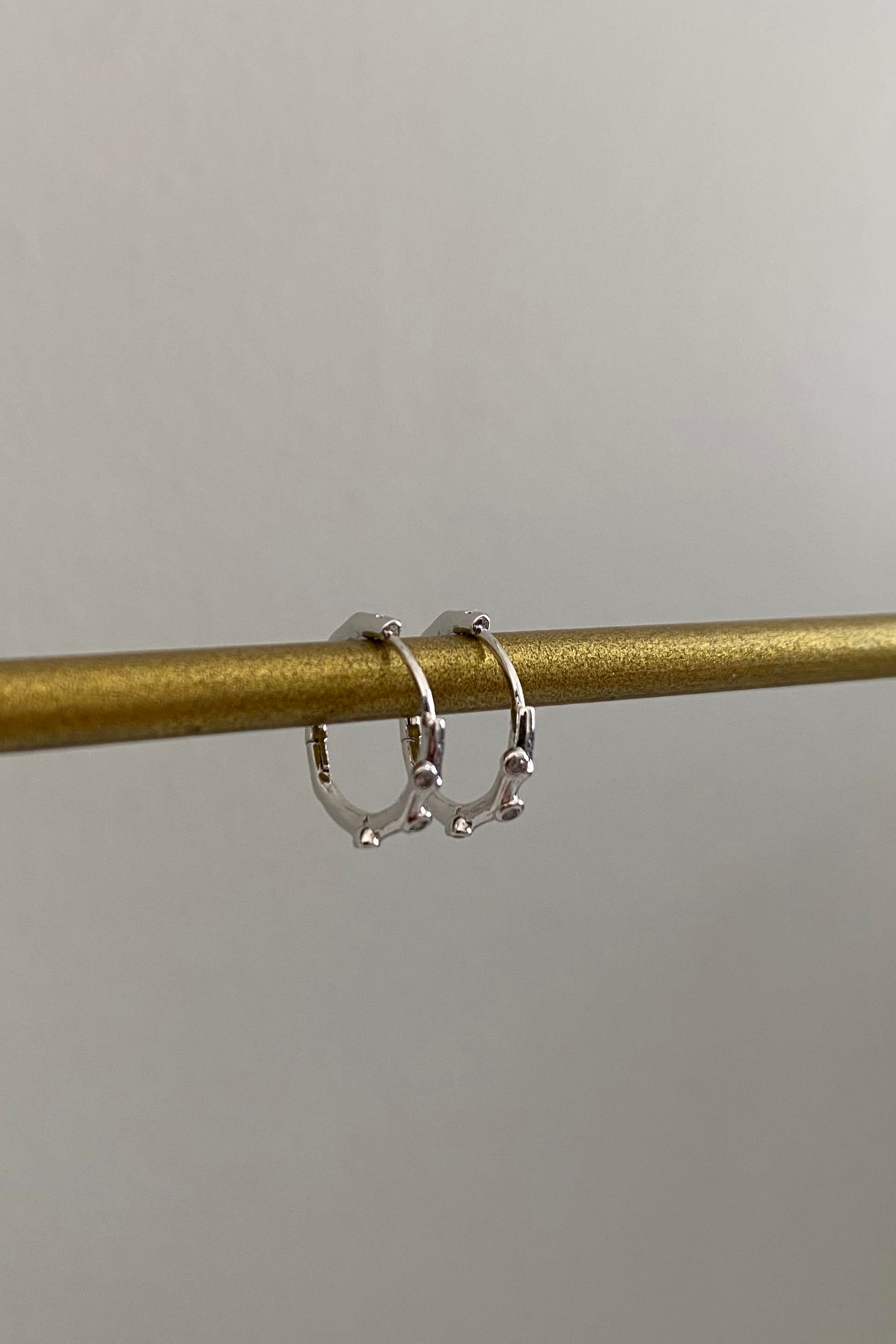 ÇAPRAZ NOKTA TAŞLI MİNİMAL KÜPE 1CM