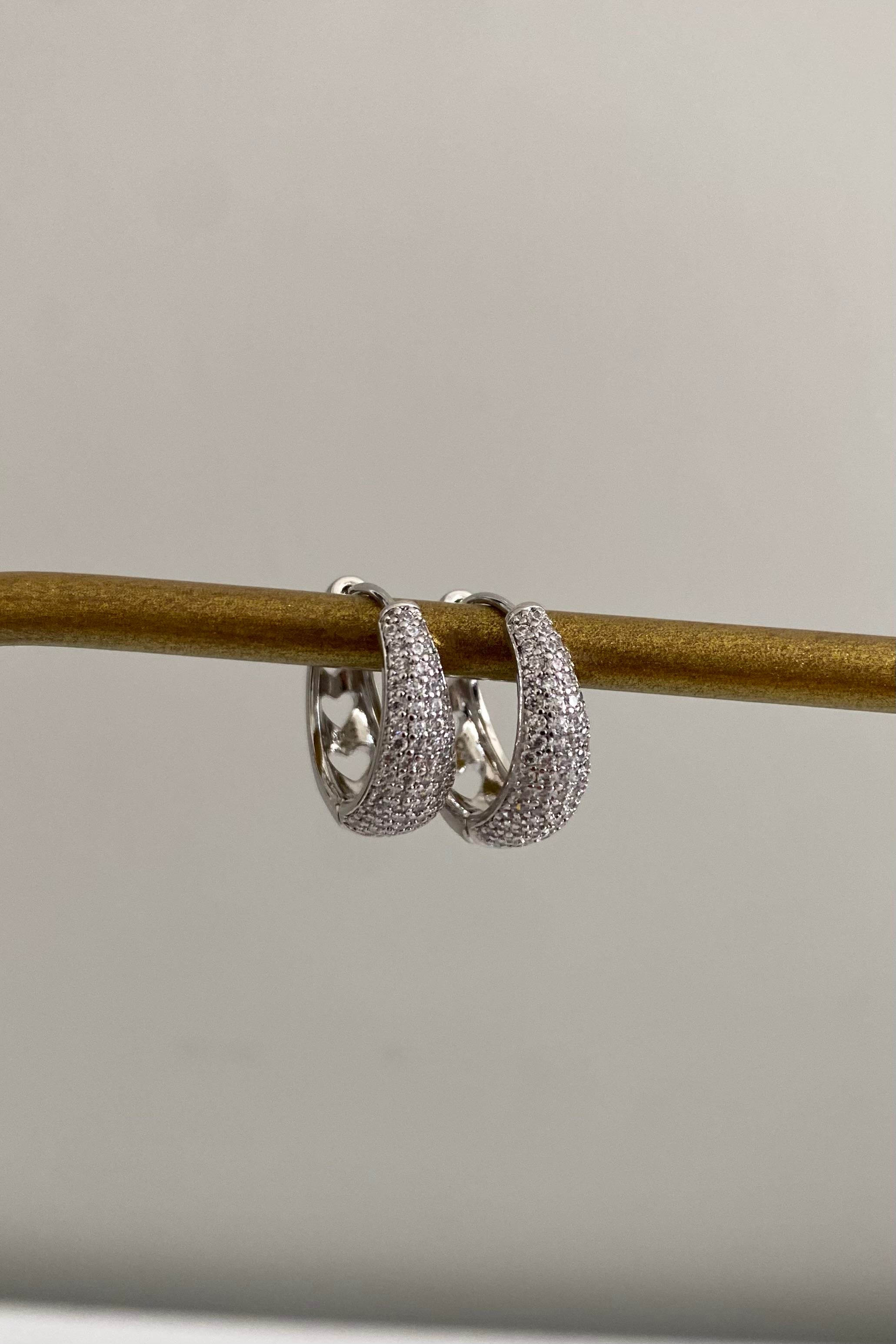 DAMLA ZİRKON TAŞLI HALKA KÜPE 1.7 CM