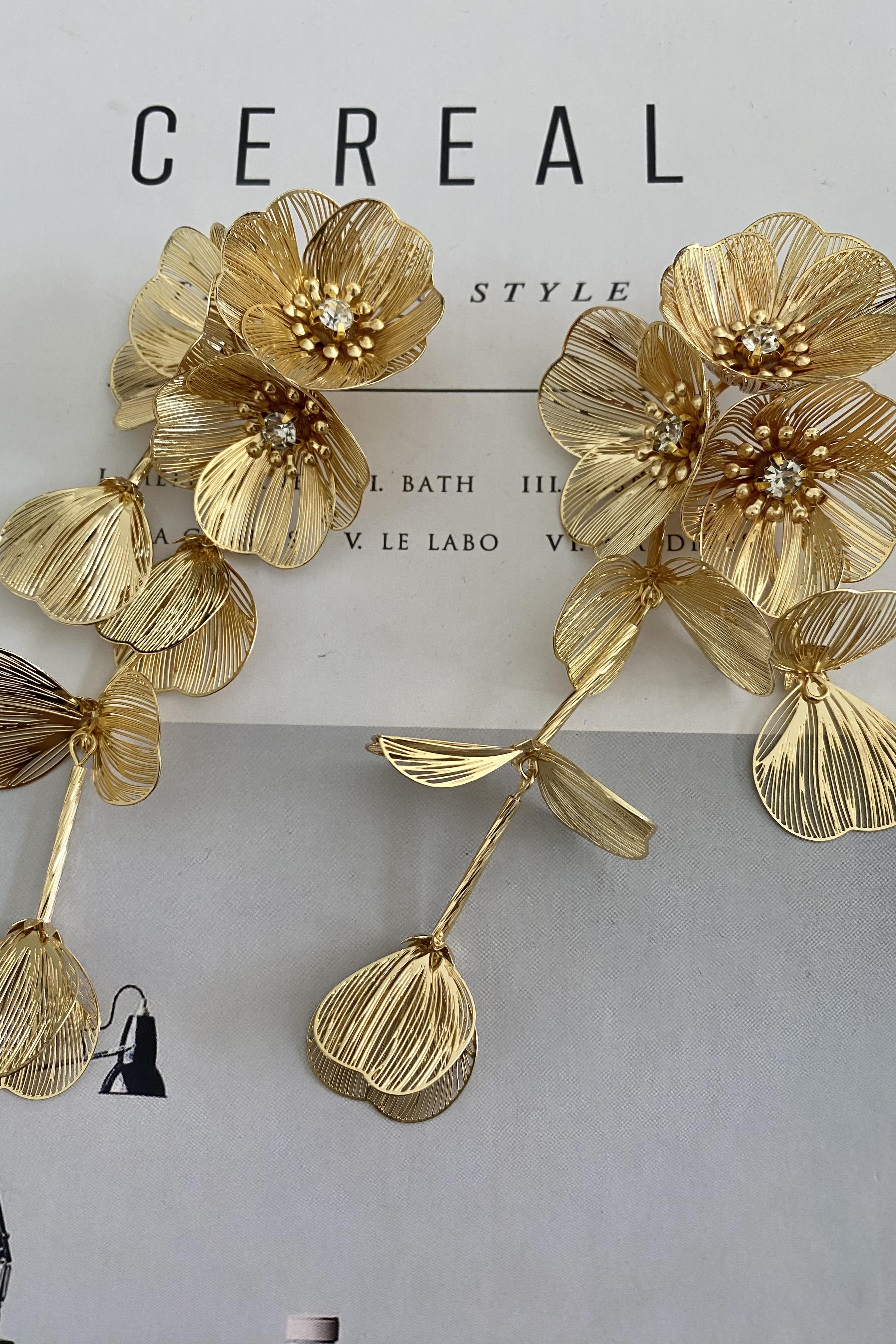 TAŞ DETAY ÇİÇEK SARKIT KÜPE