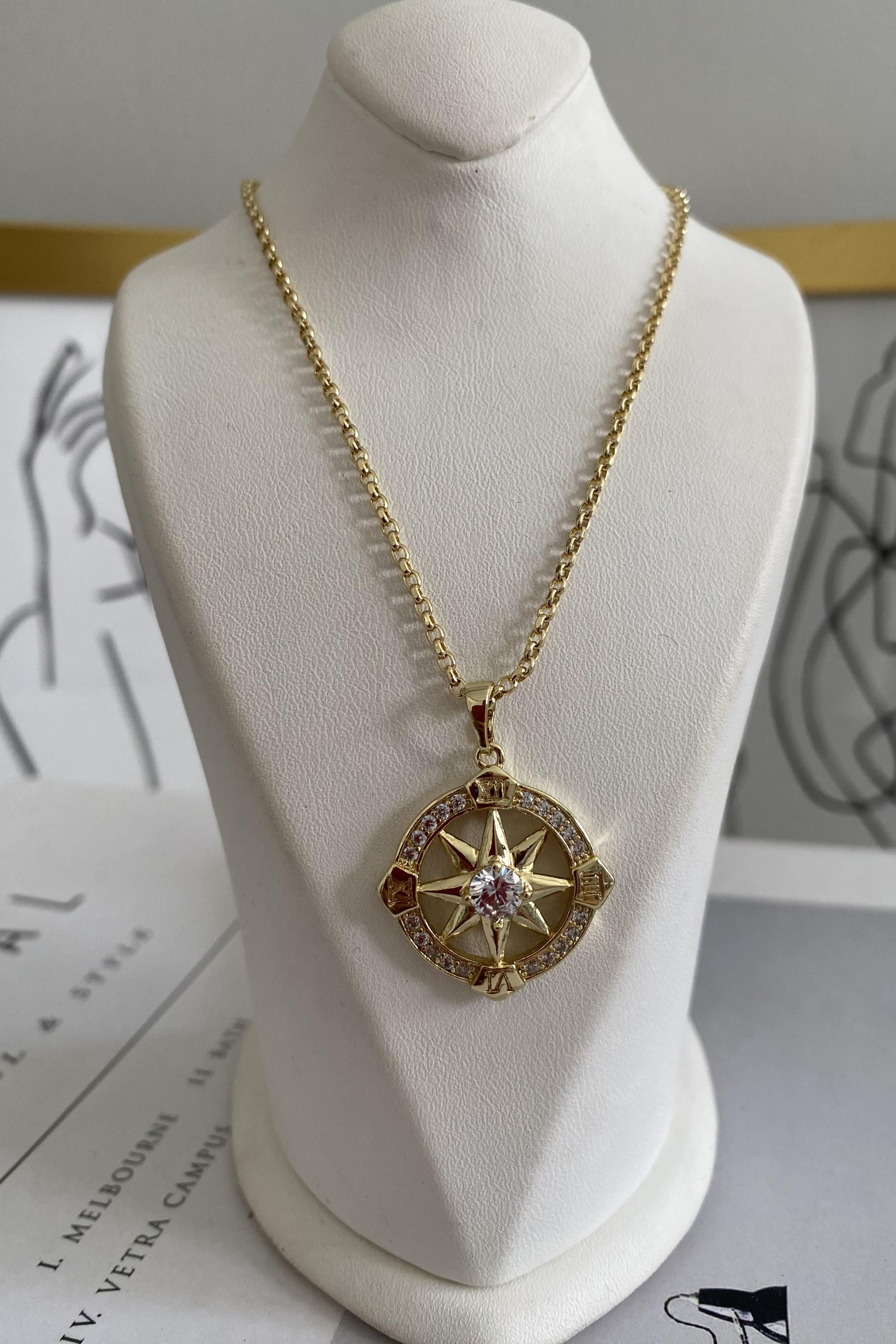 TAŞ ÇERÇEVELİ KUTUP YILDIZI KOLYE