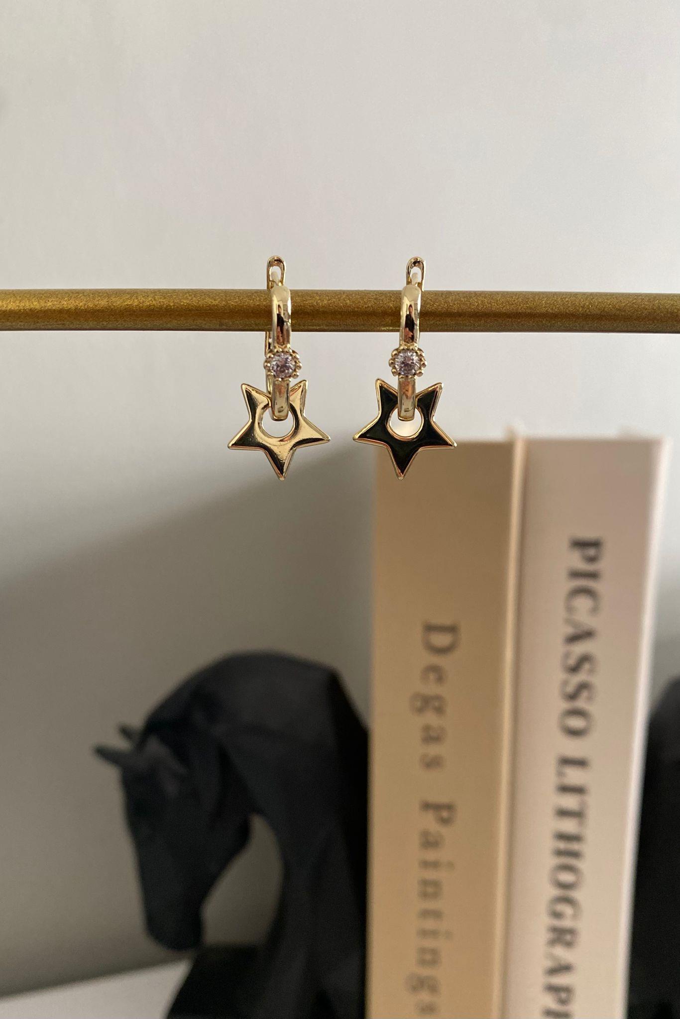 ORTASI TAŞLI YILDIZ SALLANTILI KÜPE