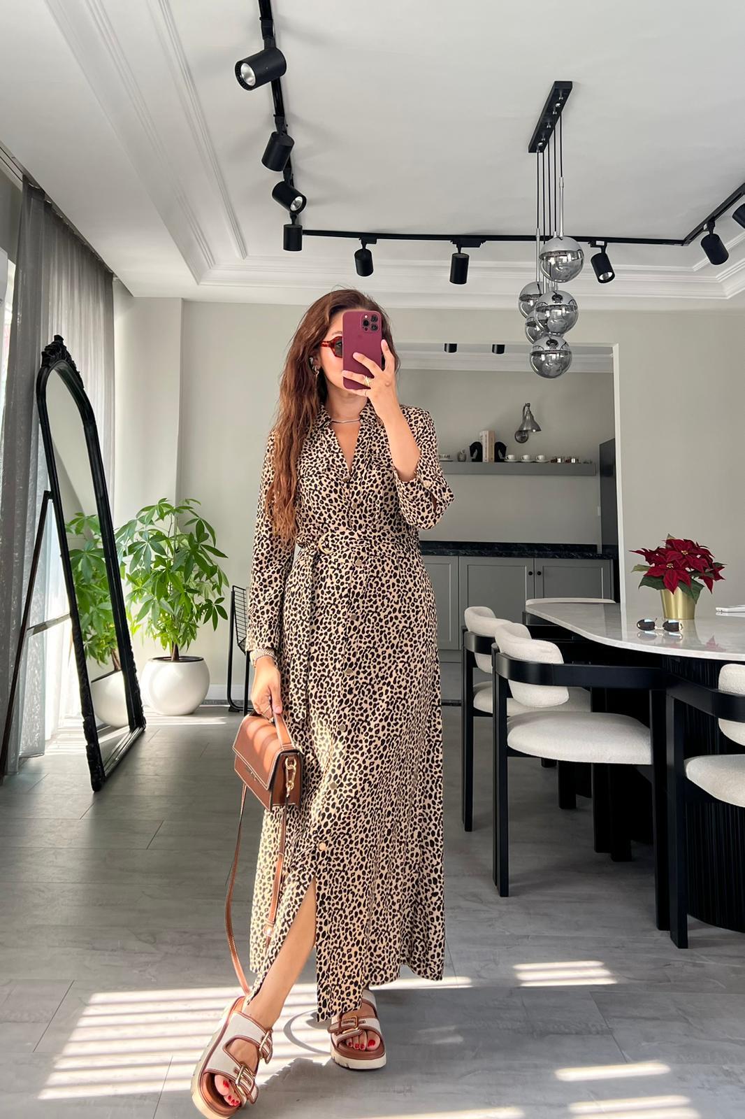 ÖNÜ DÜĞMELİ LEOPAR ELBİSE