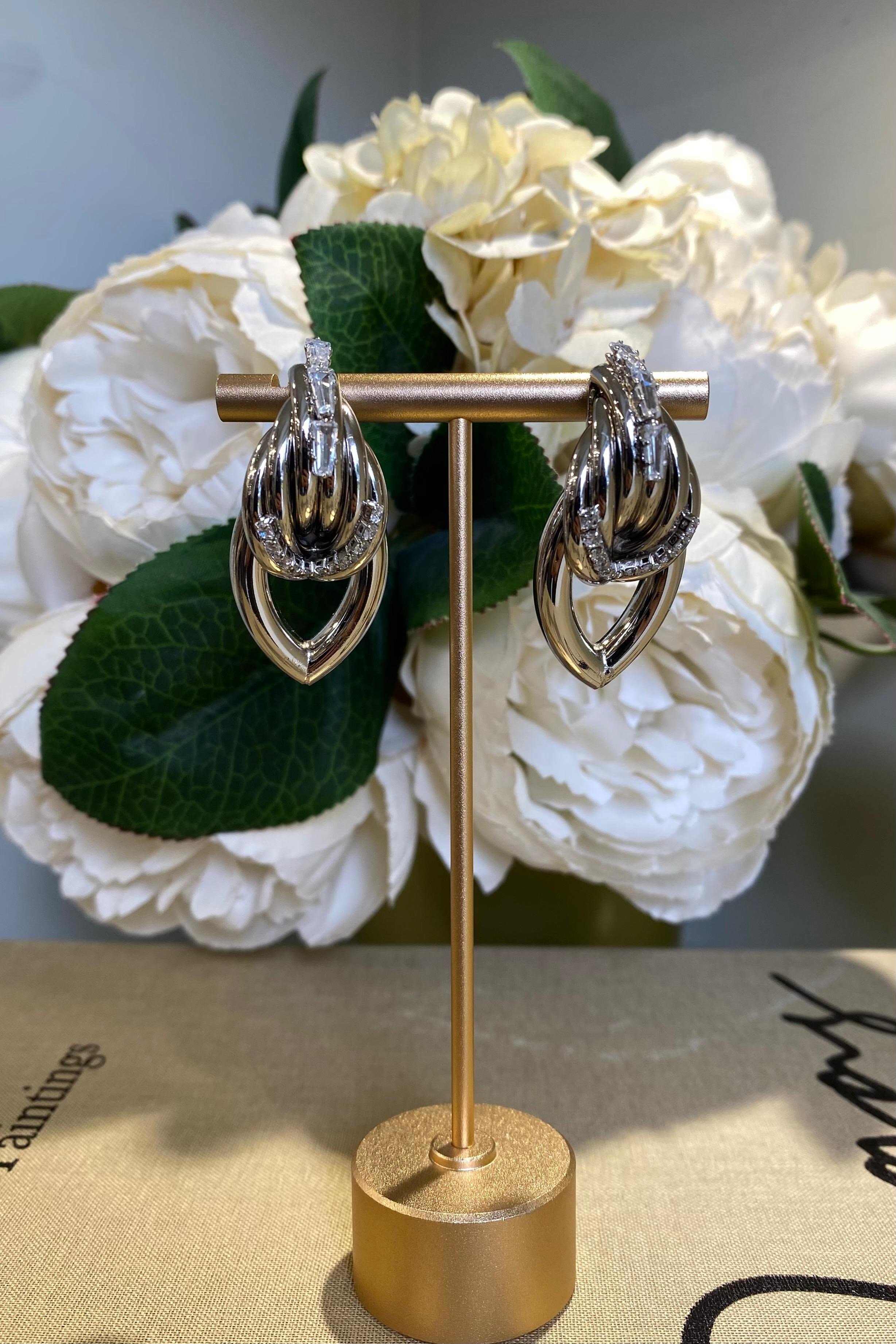 TAŞLI DÜĞÜM GEÇMELİ KÜPE