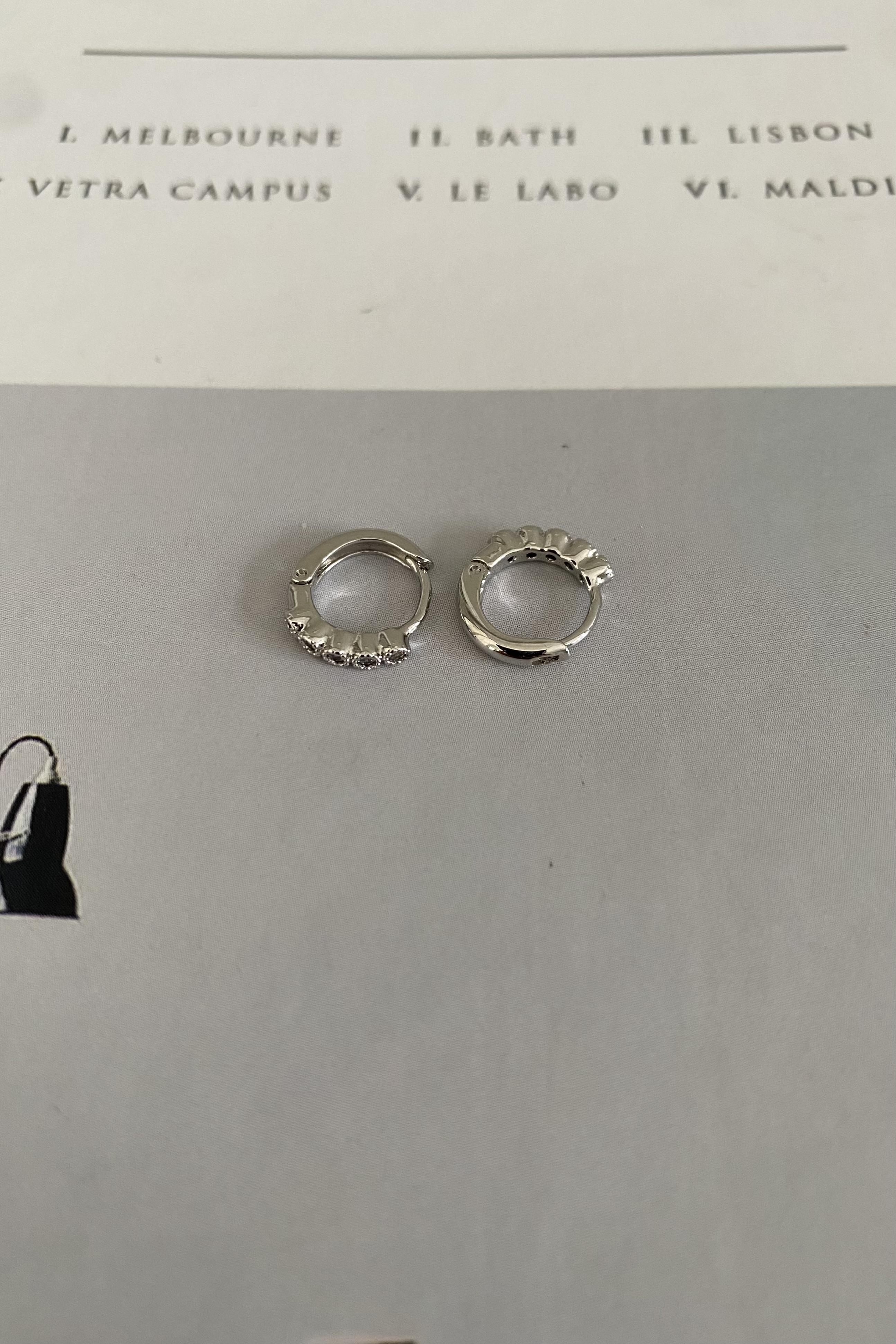 YUVARLAK TAŞ ÇERÇEVELİ HALKA KÜPE 1CM