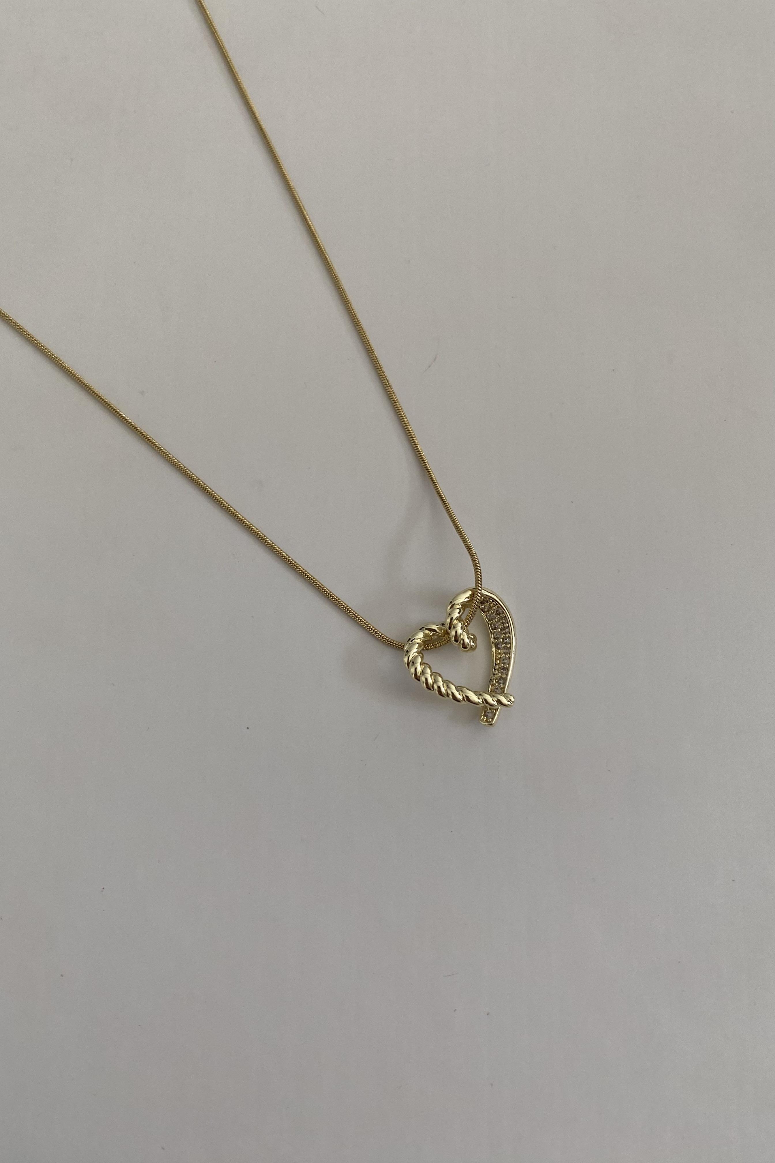 KIVRIM KALP UÇLU KOLYE