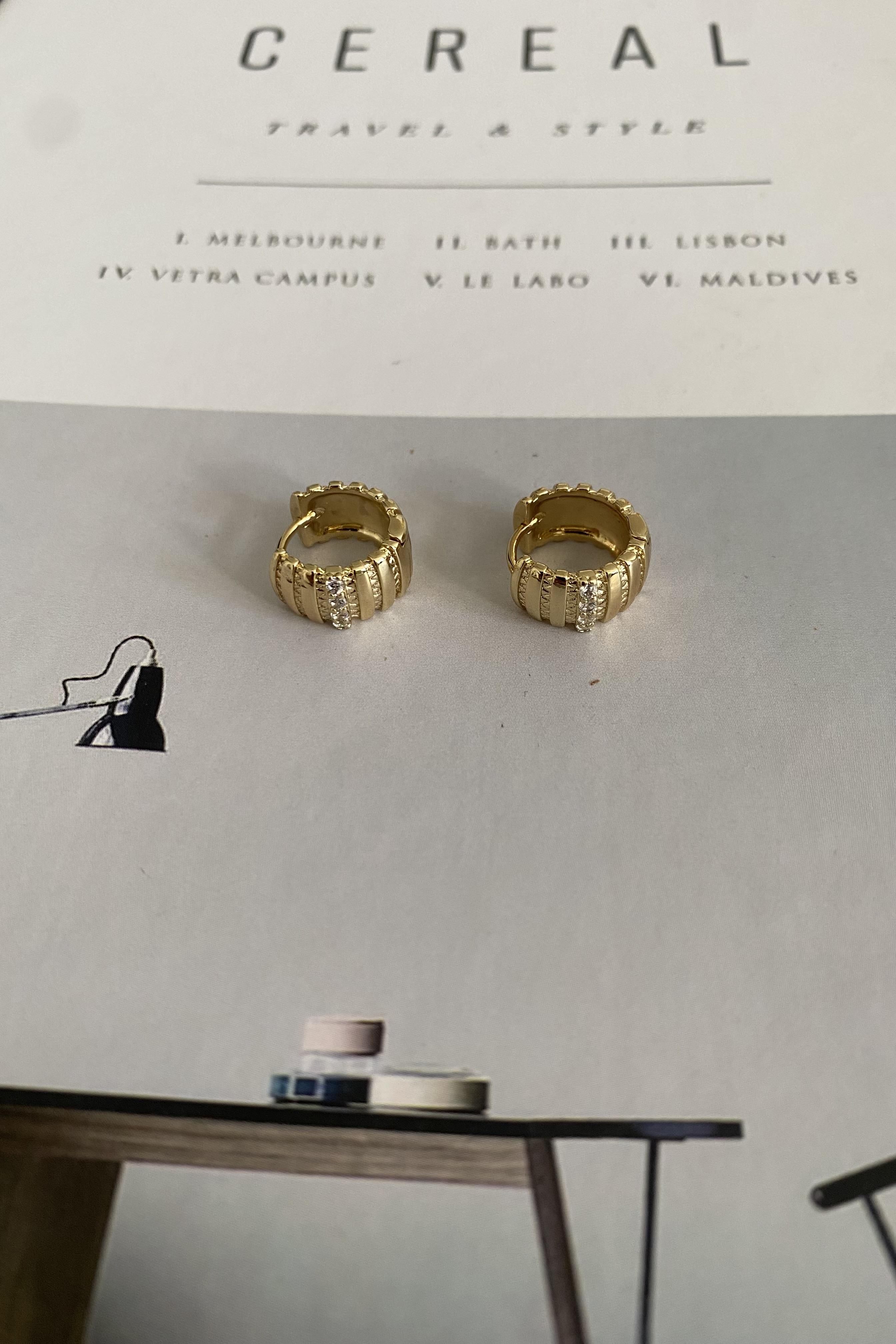 BOMBELİ V GEÇİŞLİ HALKA KÜPE 1,3cm