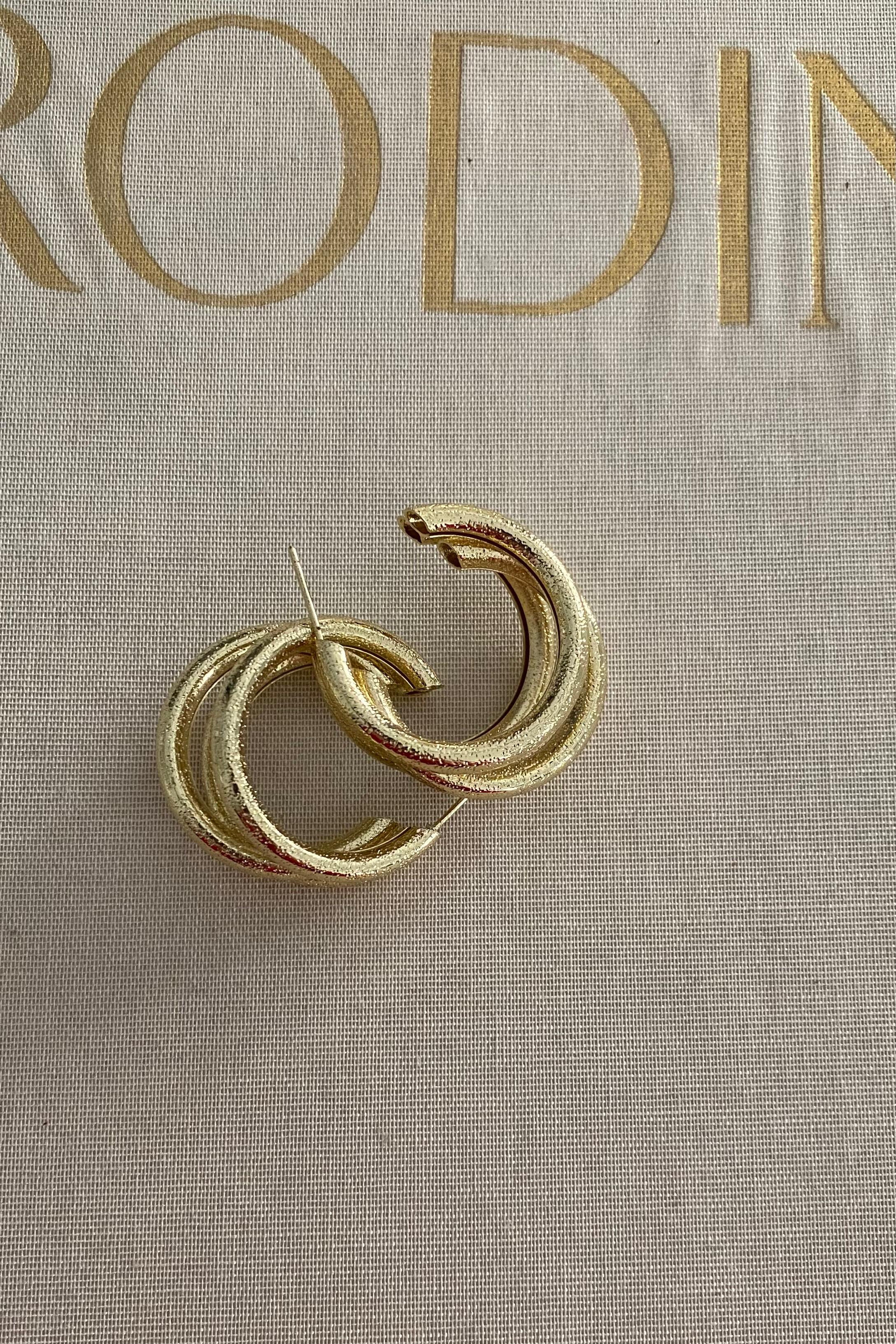 SEDEFLİ ÜÇLÜ ÇİVİ KÜPE