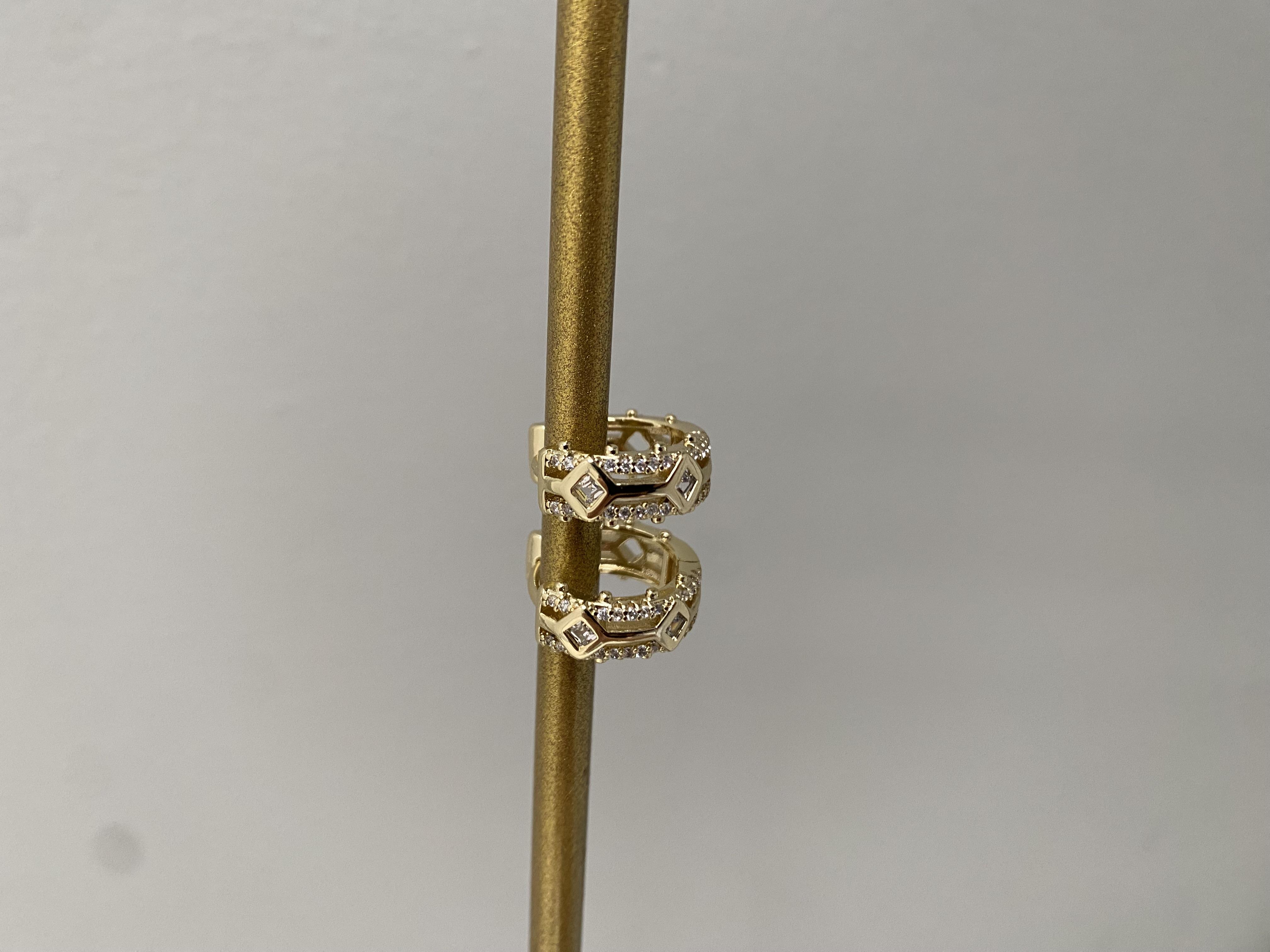 KARO TAŞ SIRALI HALKA KÜPE 1.5 CM