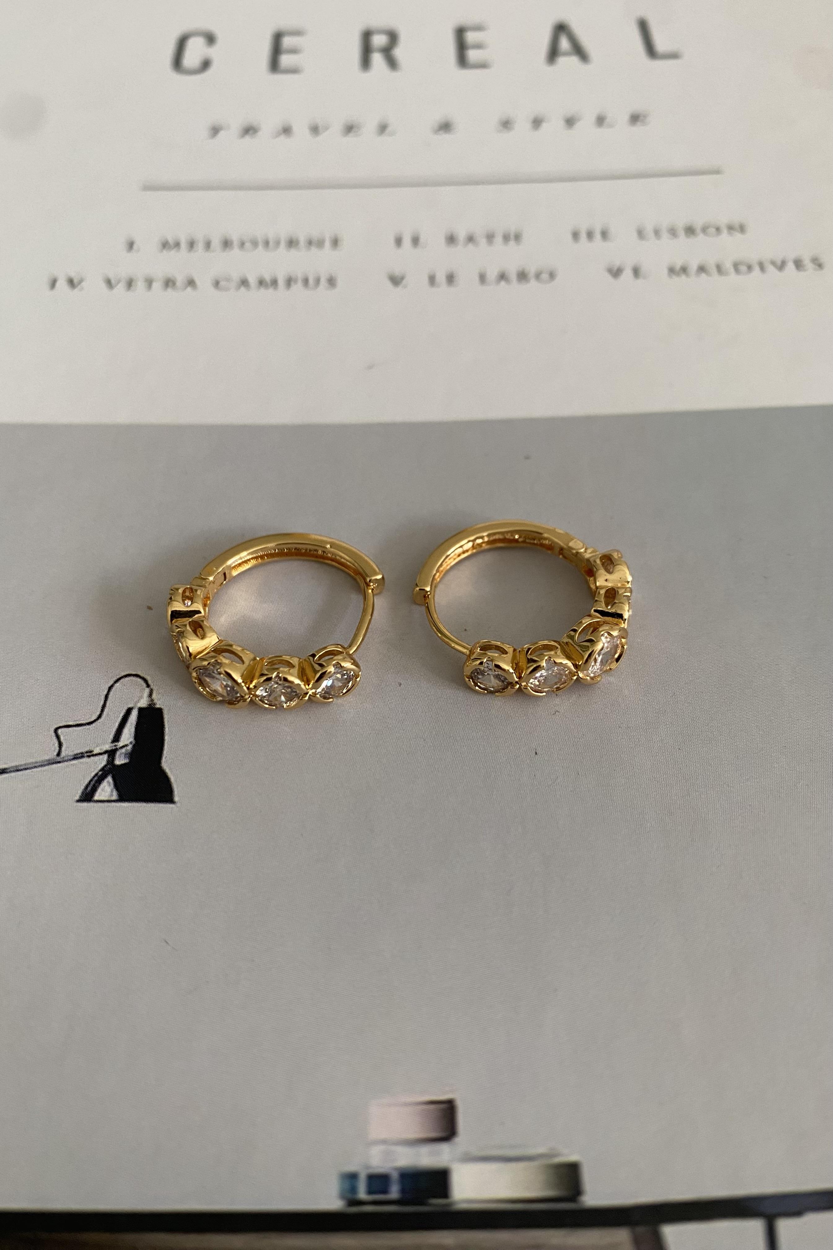 YUVARLAK TAŞLI HALKA KÜPE