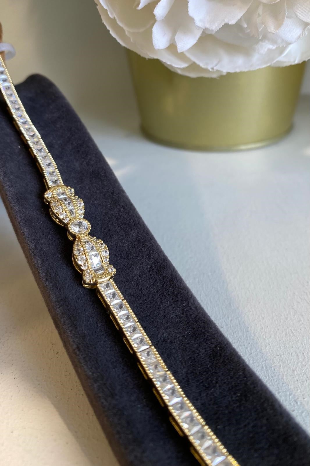 FİYONK DETAYLI TAŞLI BİLEZİK