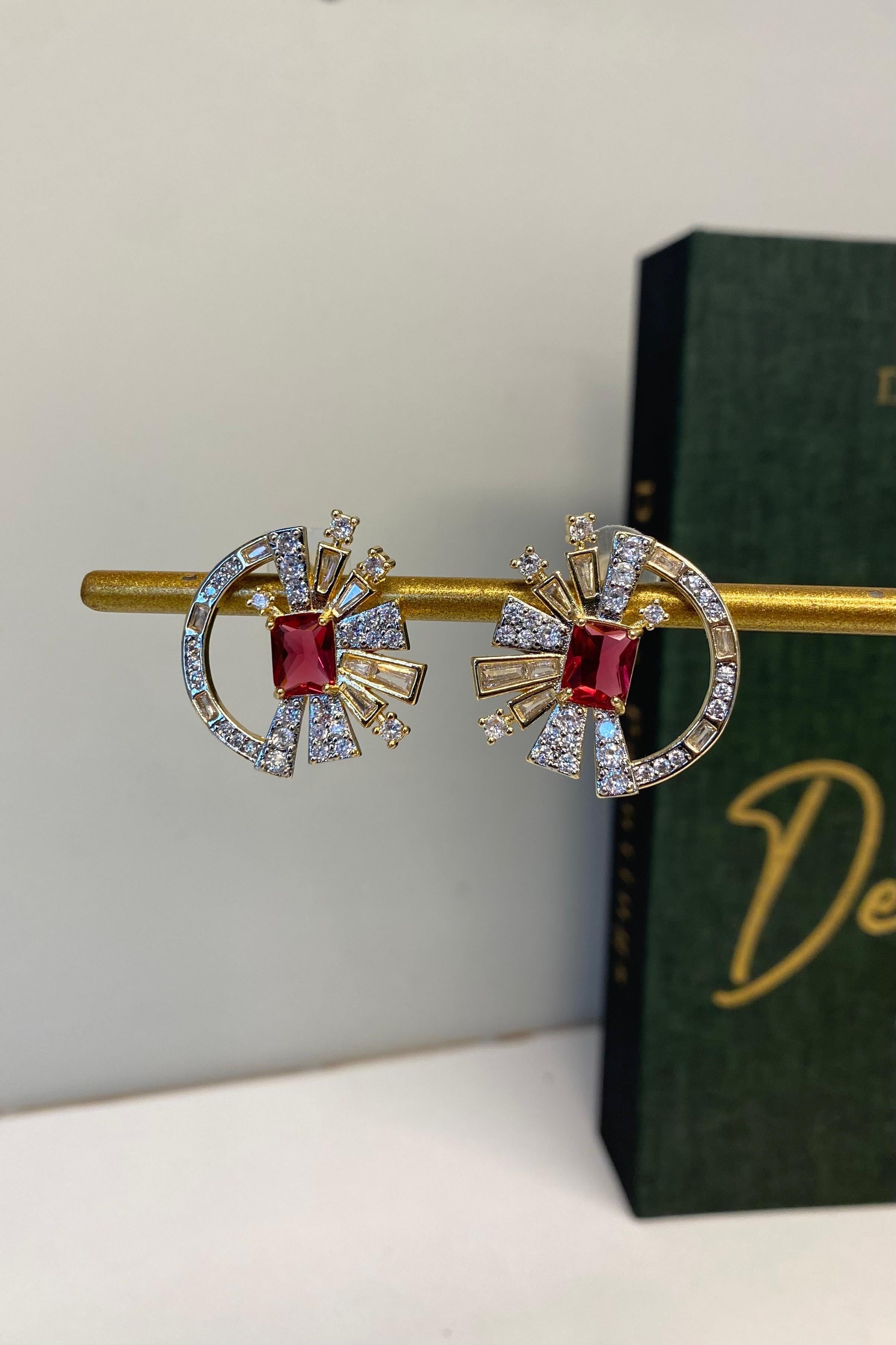 BORDO TAŞLI YARIM GÜNEŞ KÜPE