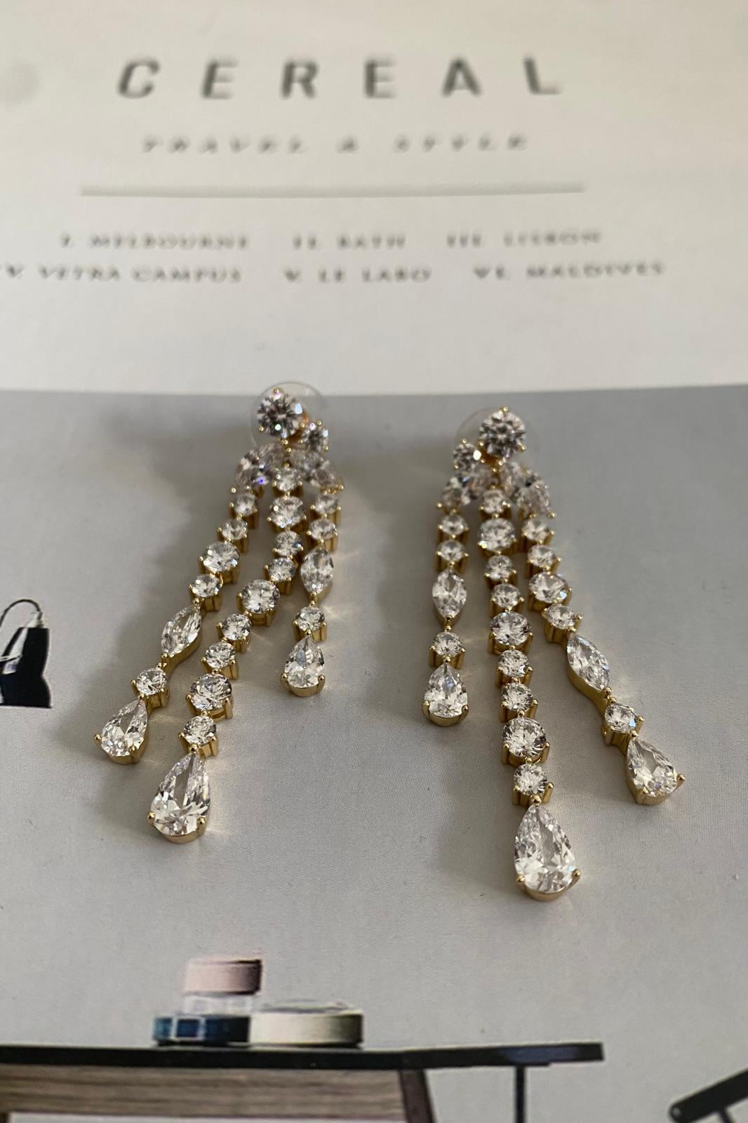 TAŞLI PÜSKÜLLÜ KÜPE