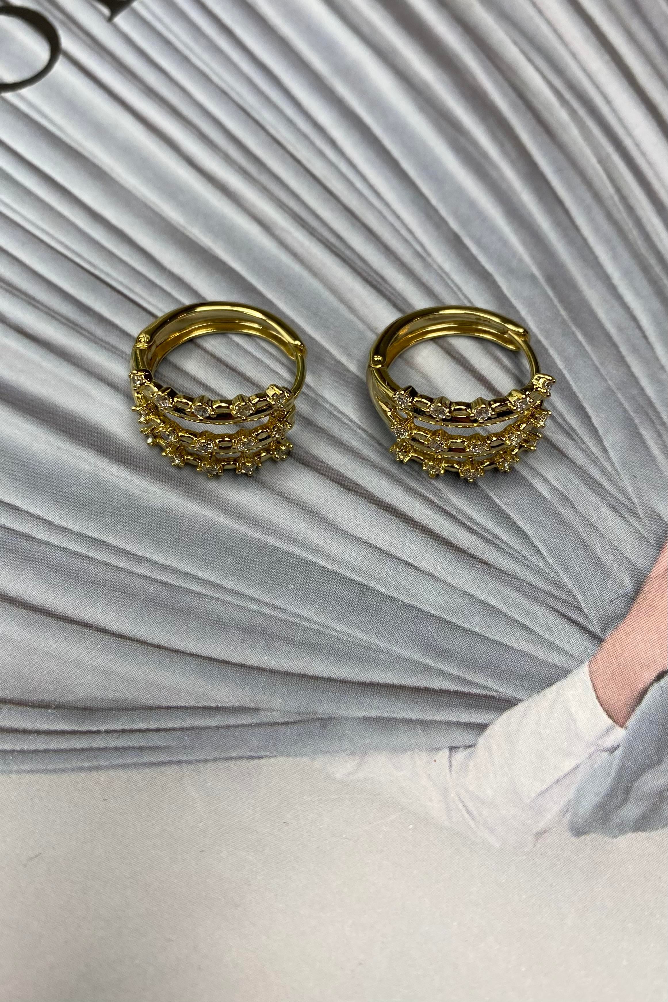 MİNİMAL ÜÇ TAŞ ŞERİTLİ HALKA KÜPE