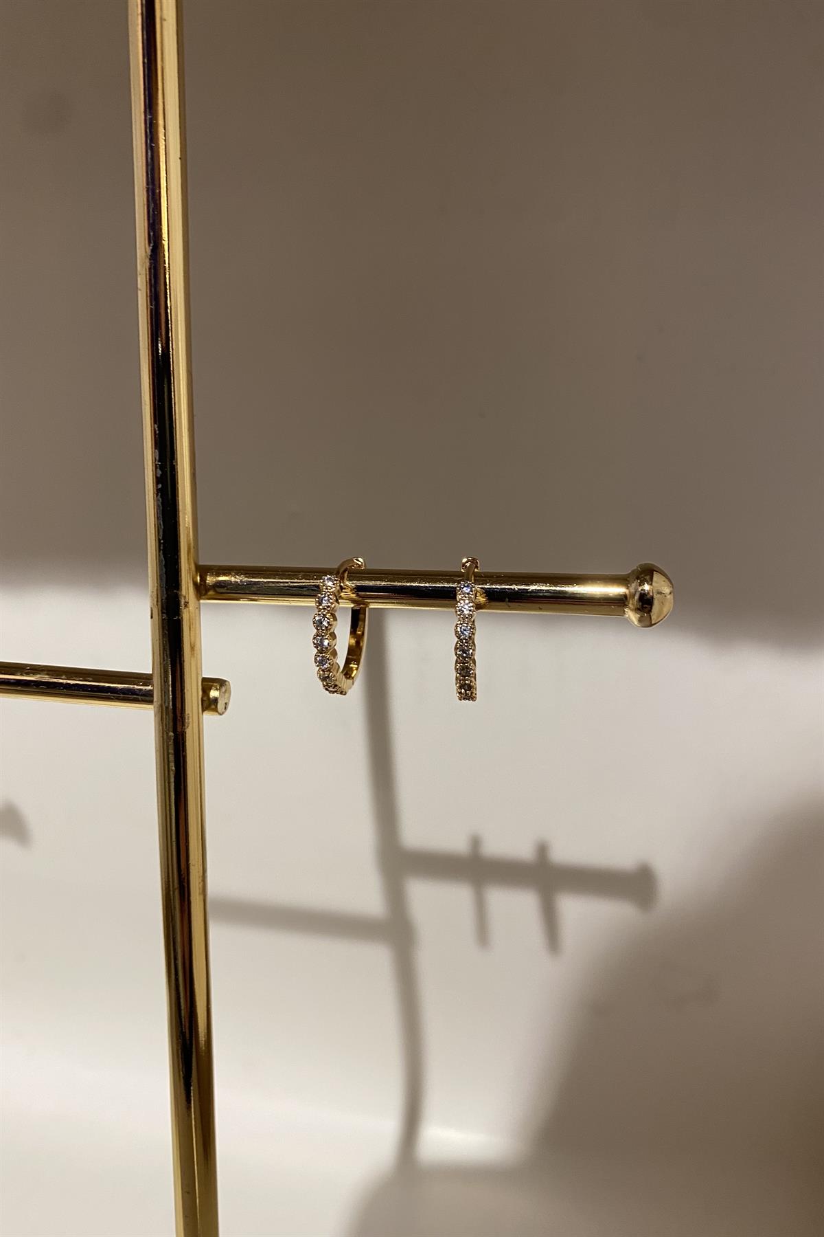 MOTİFLİ TAŞLI HALKA KÜPE 1,5cm