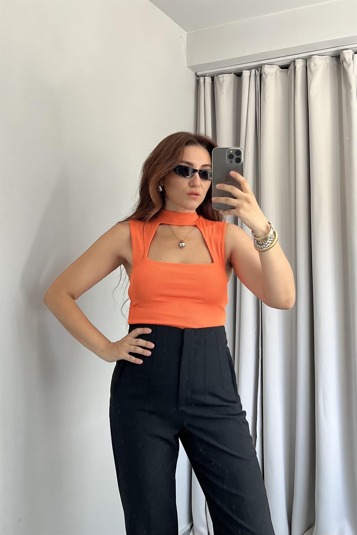 ÖNÜ PENCERELİ DİK YAKA SIFIR KOL BODY