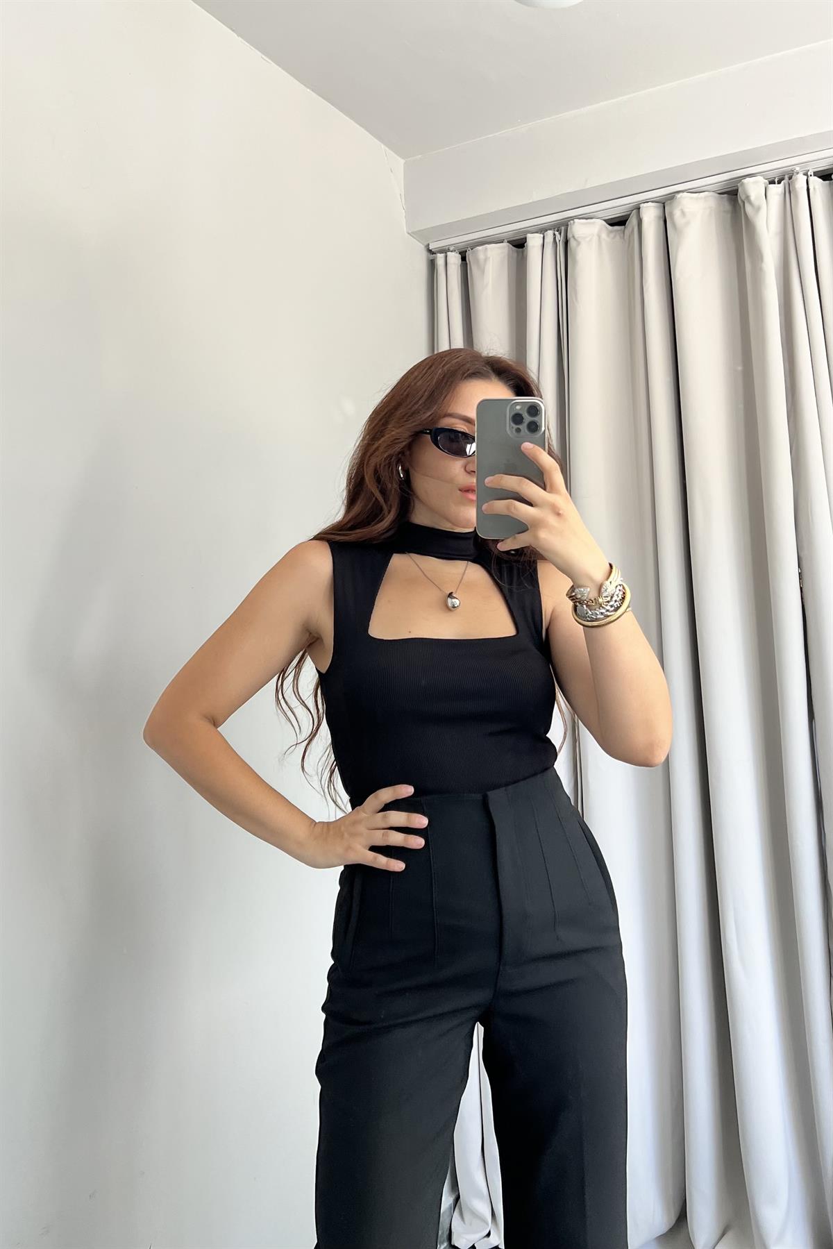 ÖNÜ PENCERELİ DİK YAKA SIFIR KOL BODY