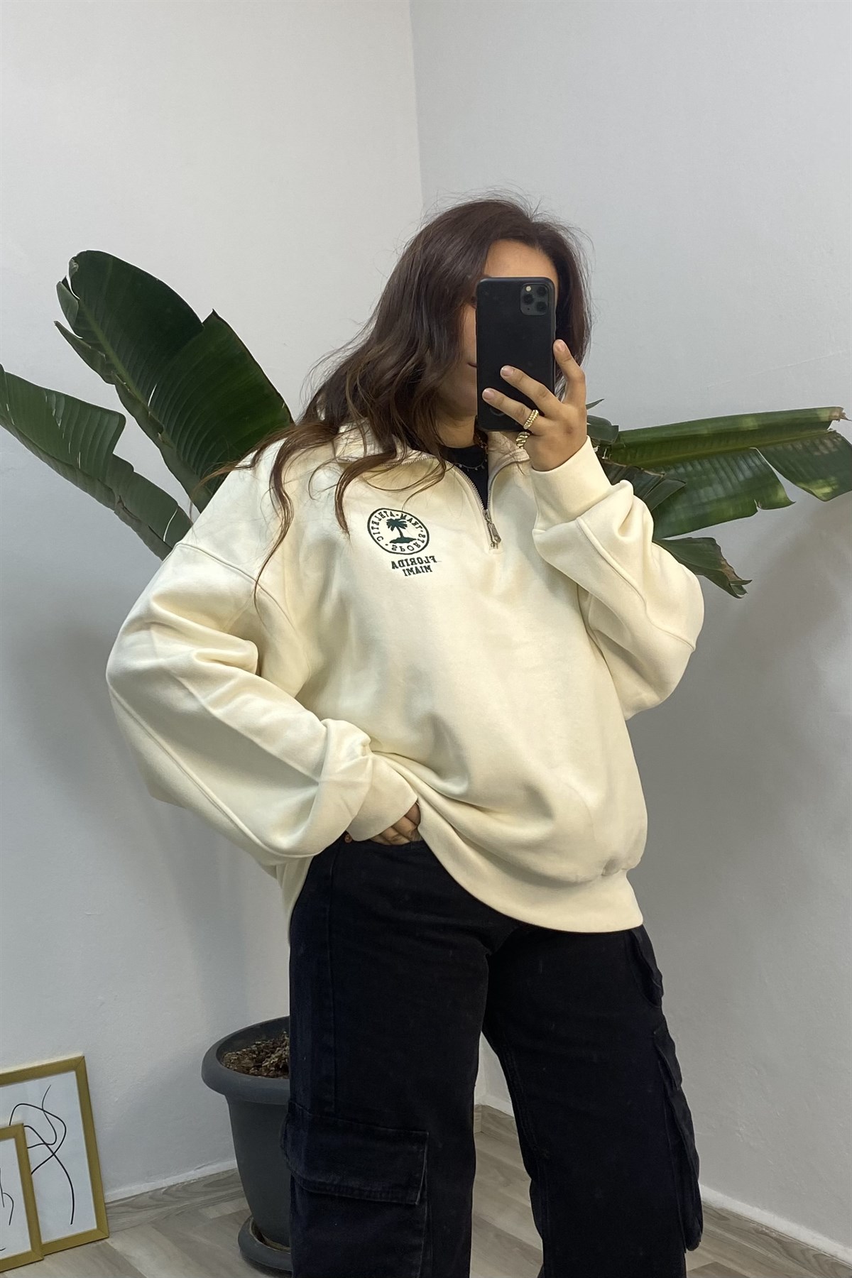 ÖNÜ YARIM FERMUARLI NAKIŞLI SWEATSHIRT