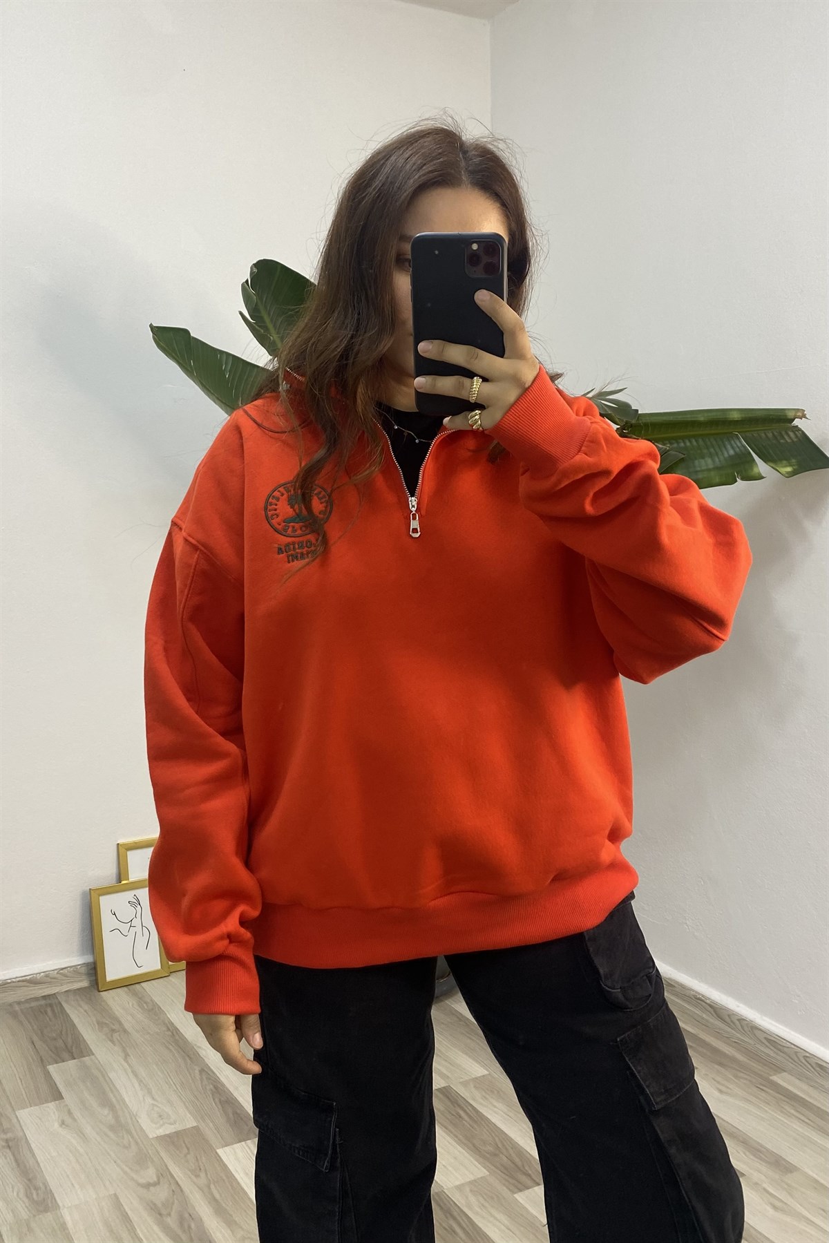 ÖNÜ YARIM FERMUARLI NAKIŞLI SWEATSHIRT