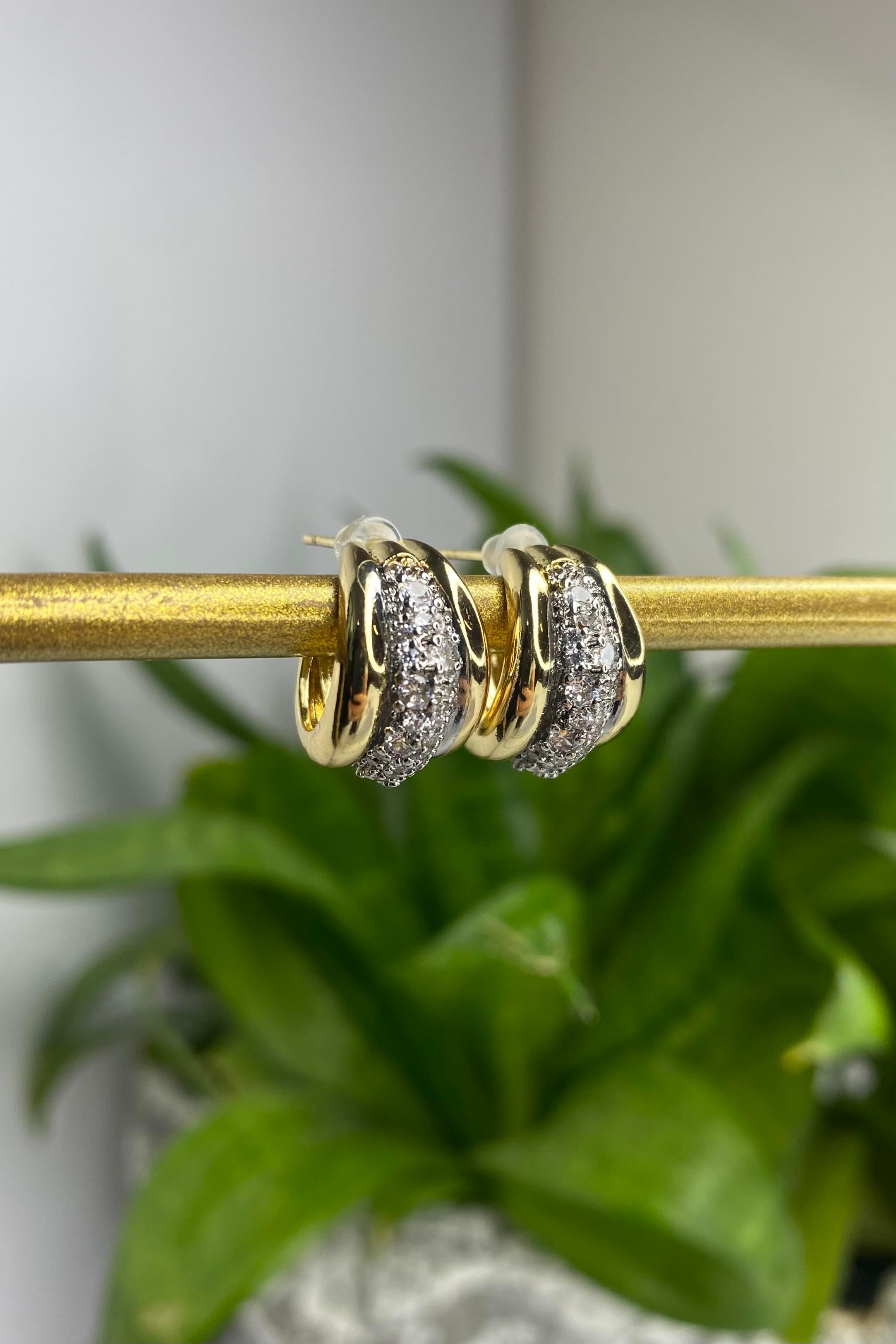 ORTASI TAŞ ŞERİTLİ HALKA KÜPE