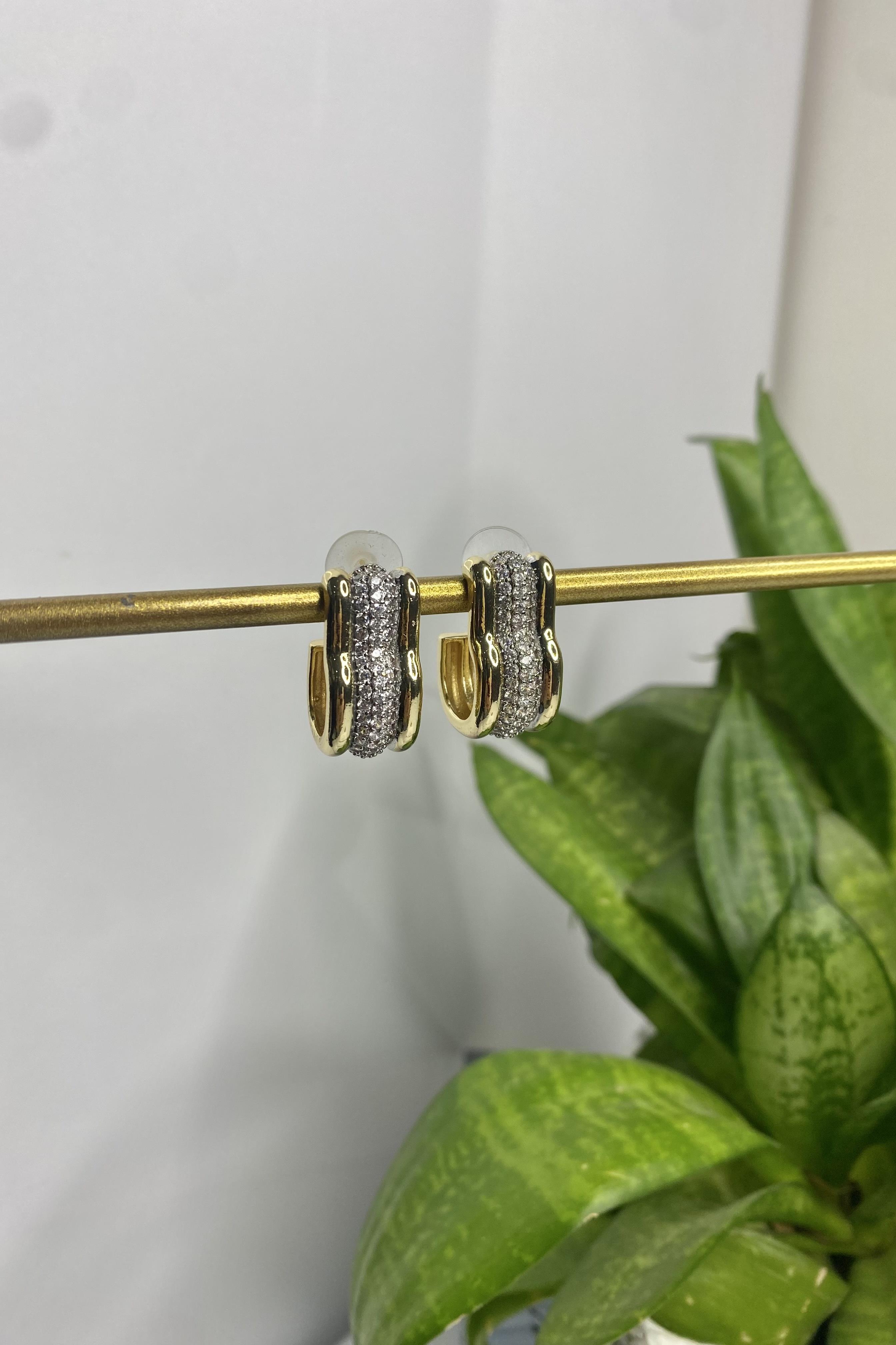 ORTASI TAŞ ŞERİTLİ U KÜPE