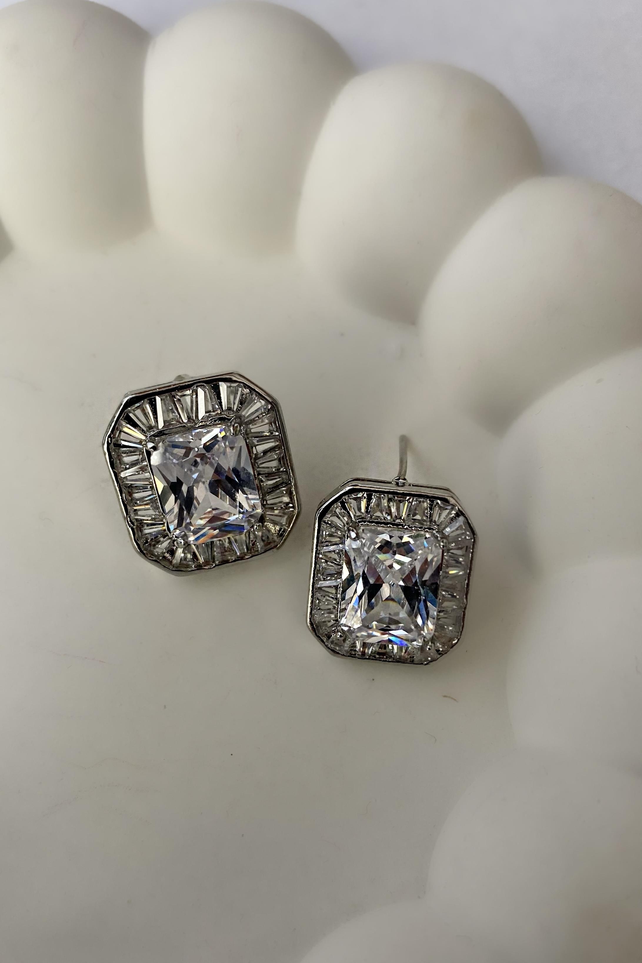 PARLAK BÜYÜK TAŞLI ÇİVİ KÜPE