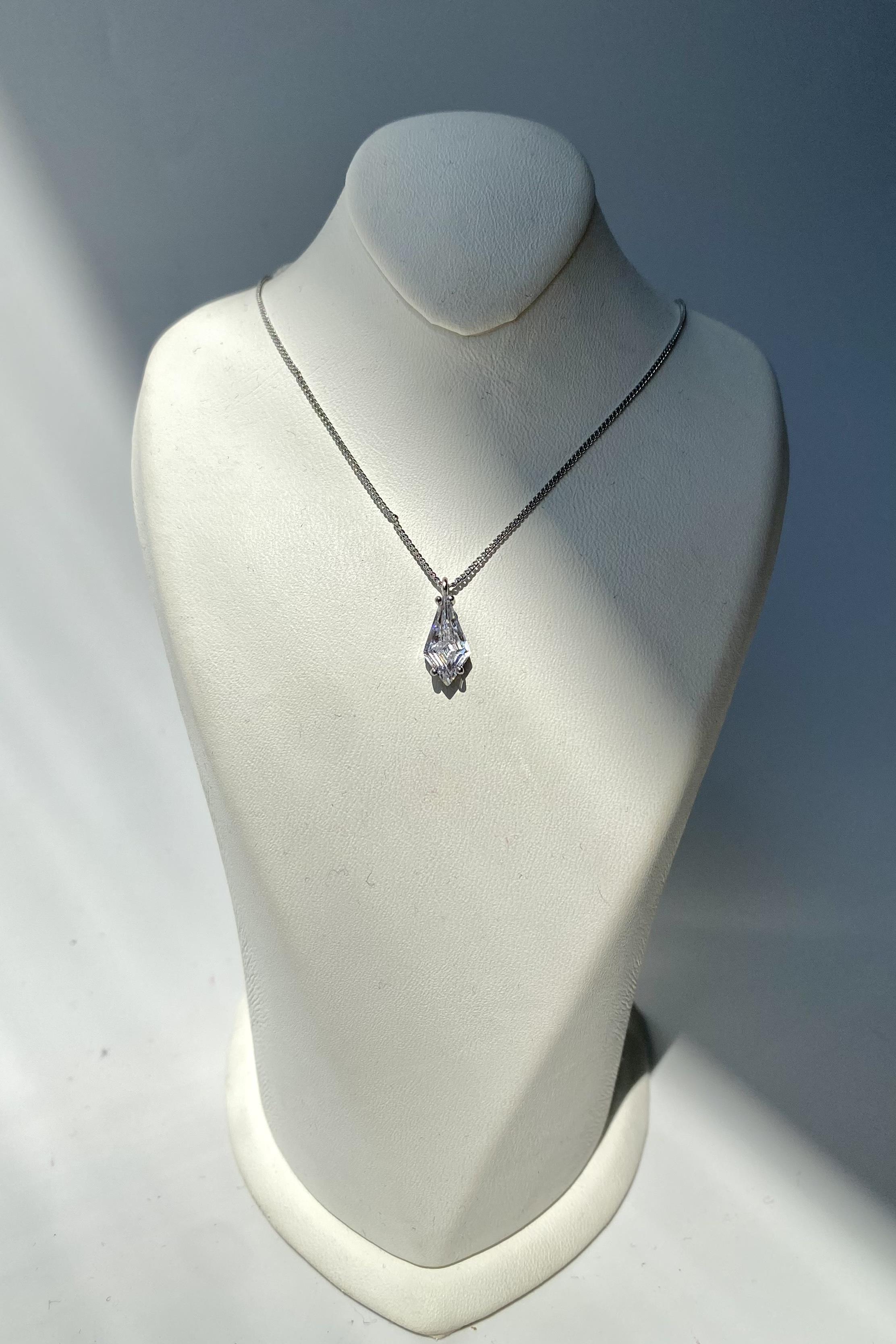 PRİZMA MODEL TEK TAŞ KOLYE