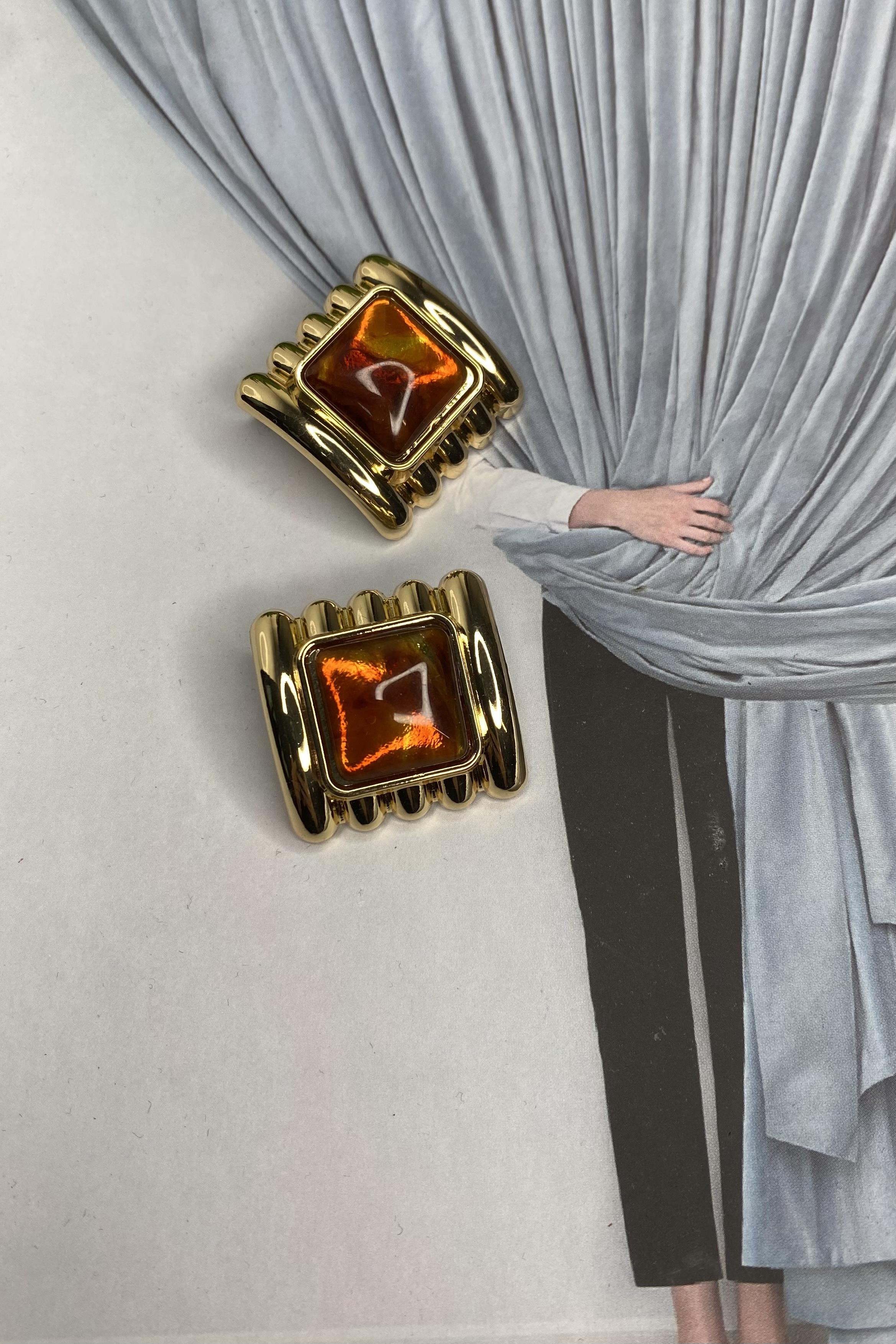 SEDEF TAŞLI KARE KÜPE