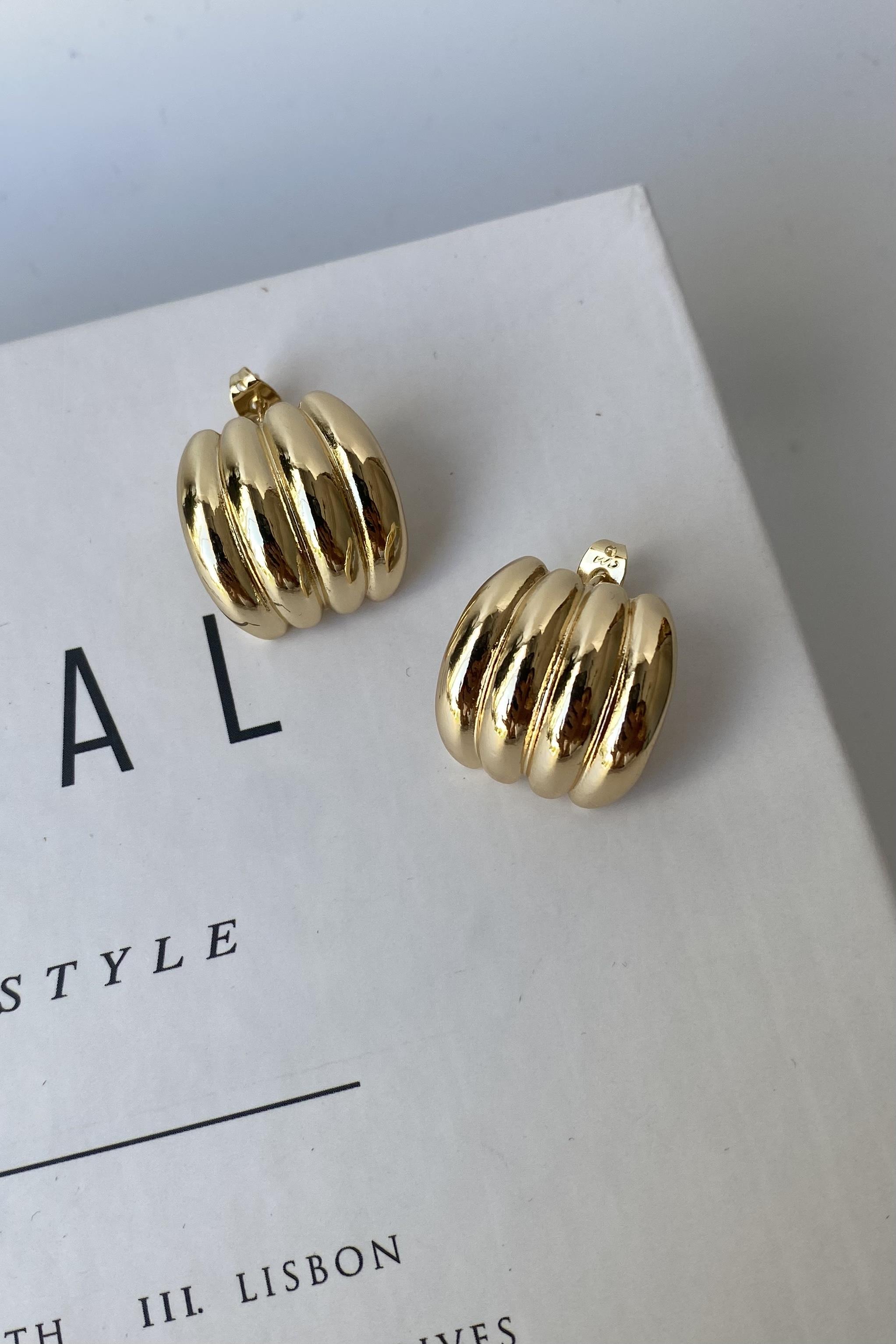 ŞERİTLİ ÇİVİ KÜPE